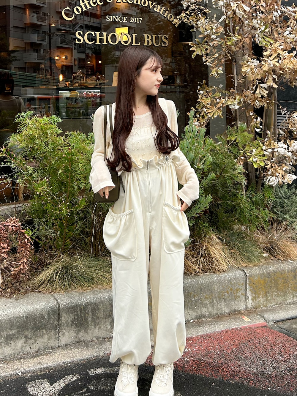 ホワイト系のニット/セーター、グリーン系のトートバッグ、ホワイト系のワンピースを着用したレディースの秋コーディネートの2枚目の写真