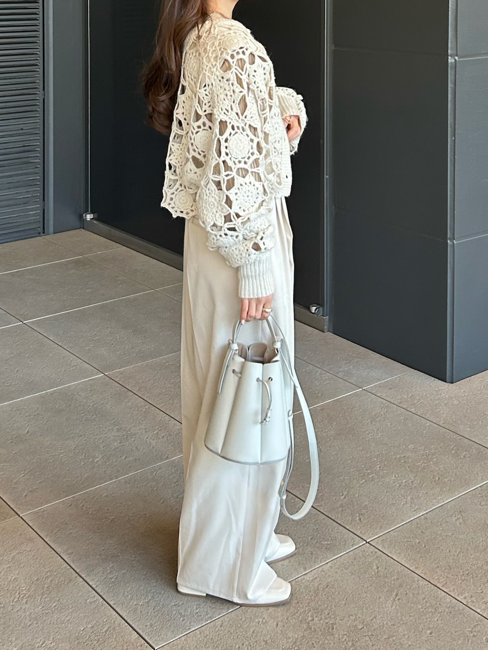 ホワイト系のその他パンツ、ホワイト系のバッグ、ベージュ系のトップスを着用したレディースの春コーディネートの4枚目の写真