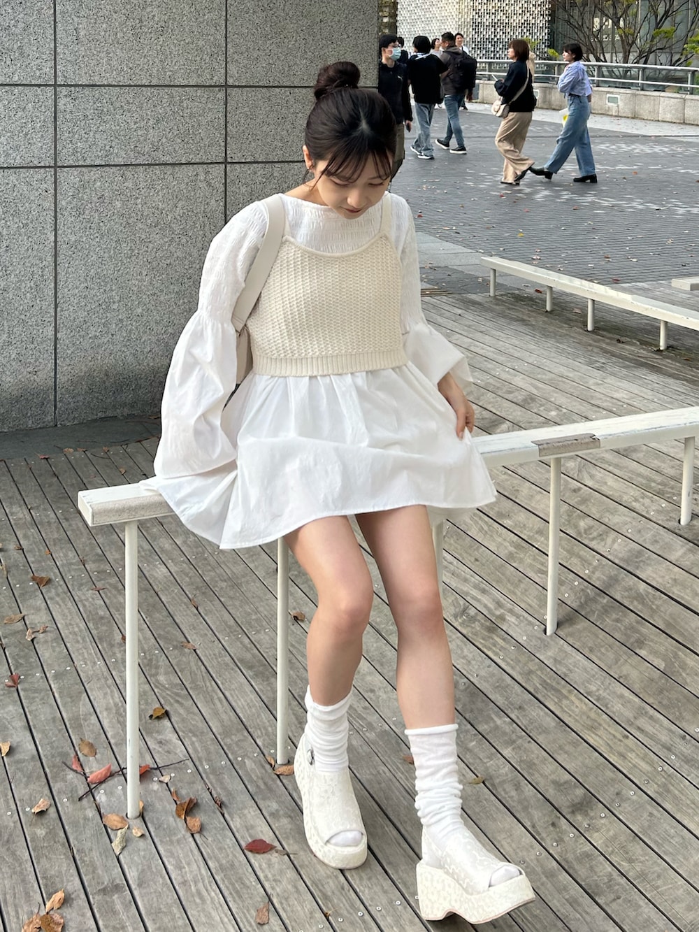 ホワイト系のサンダル、ホワイト系のチュニック、ホワイト系のニット/セーターを着用したレディースの春コーディネートの3枚目の写真