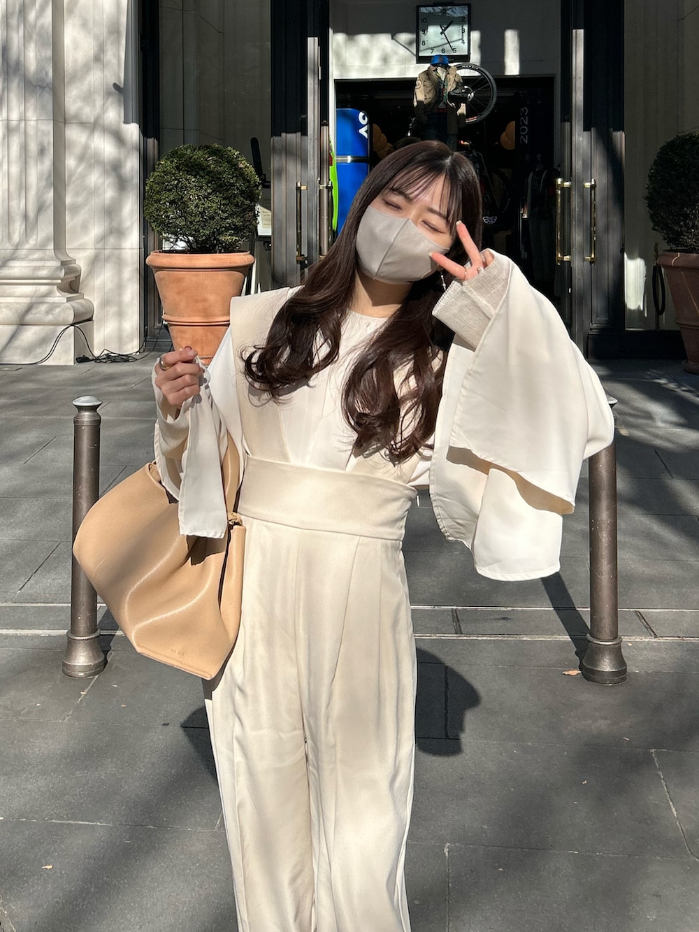 ホワイト系のその他パンツ、ベージュ系のバッグ、ベージュ系のシャツ/ブラウスを着用したレディースの冬コーディネートの2枚目の写真