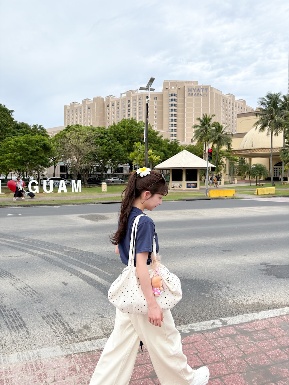 ベージュ系のスニーカー、ブルー系のTシャツ/カットソー、ホワイト系のデニムパンツを着用したレディースの春コーディネートの4枚目の写真