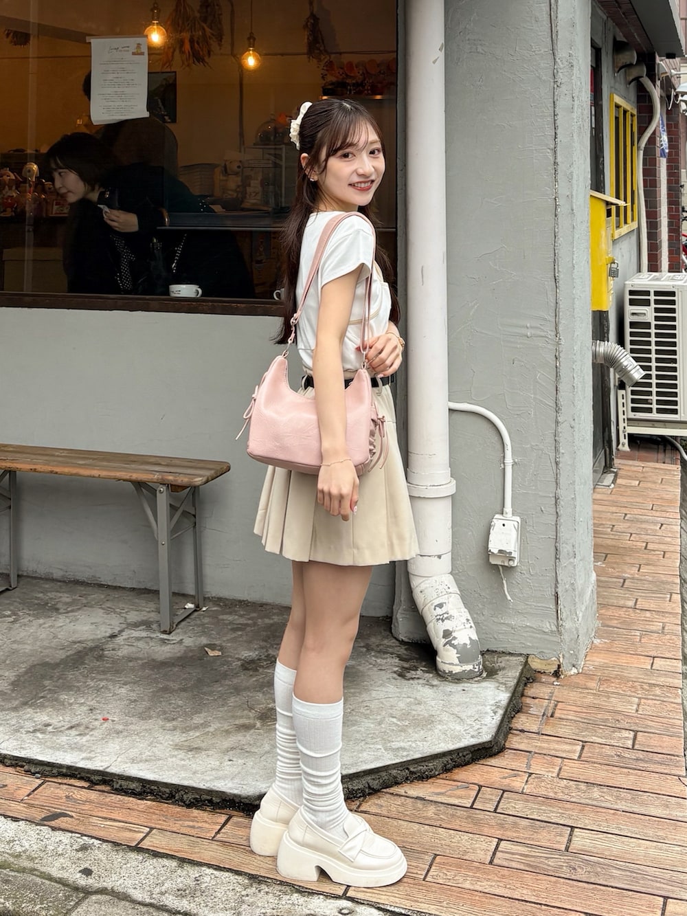 ホワイト系のローファー、ベージュ系のその他パンツ、ホワイト系のTシャツ/カットソーを着用したレディースの夏コーディネートの2枚目の写真