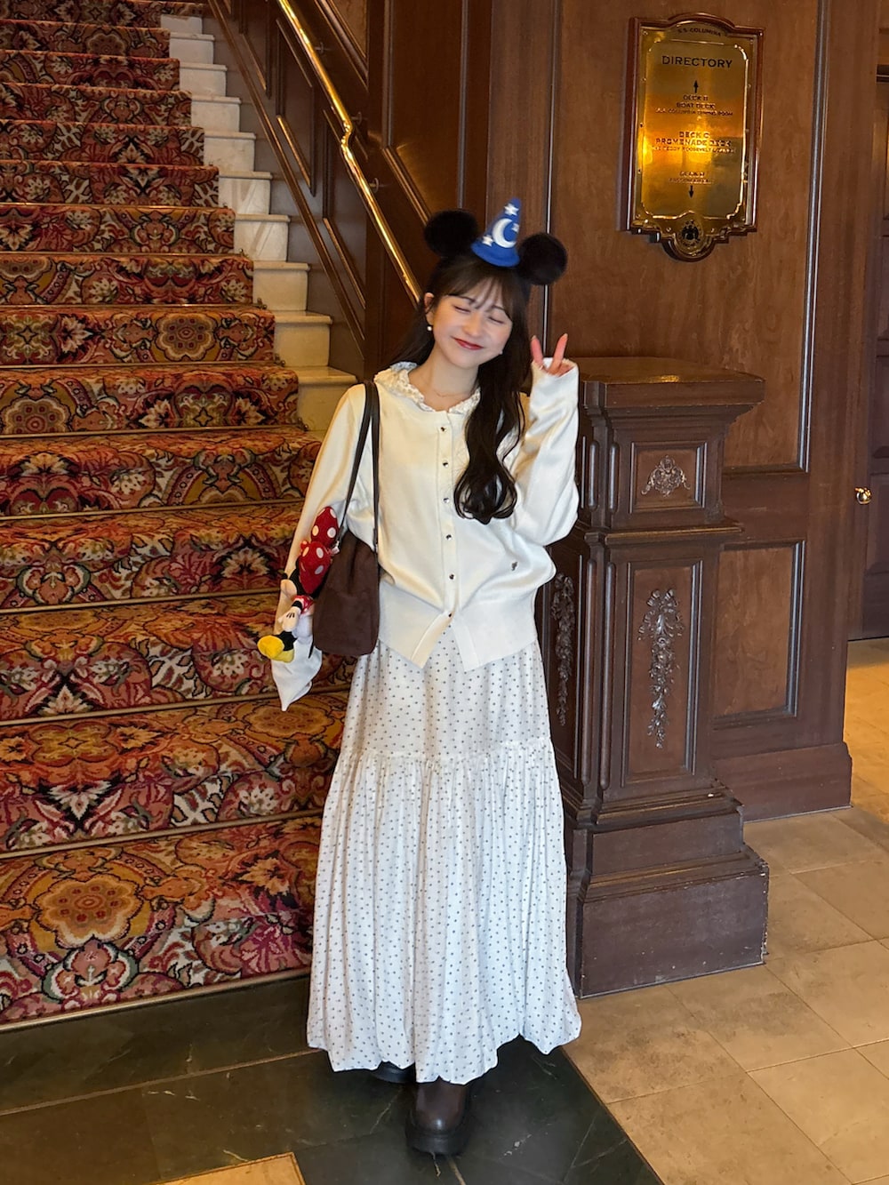 ホワイト系のパーカー、ホワイト系のカーディガン/ボレロ、ブラウン系のブーツを着用したレディースの冬コーディネートの3枚目の写真