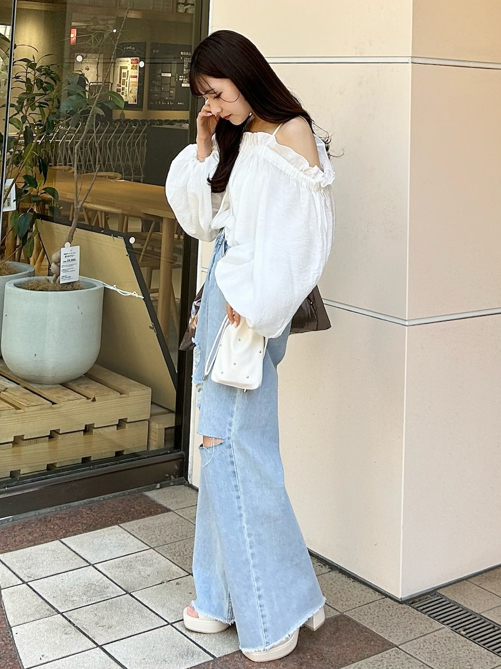 ホワイト系のサンダル、ホワイト系のシャツ/ブラウス、ホワイト系のショルダーバッグを着用したレディースの春コーディネートの3枚目の写真