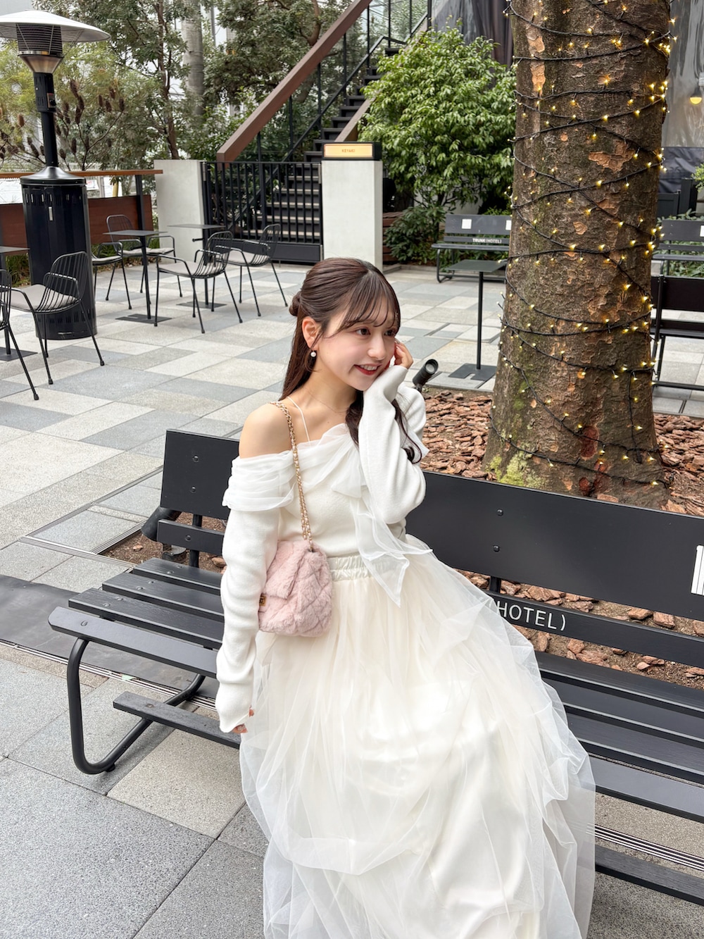 ホワイト系のワンピース、ホワイト系のトップス、ブラウン系のパンプスを着用したレディースの春コーディネートの2枚目の写真