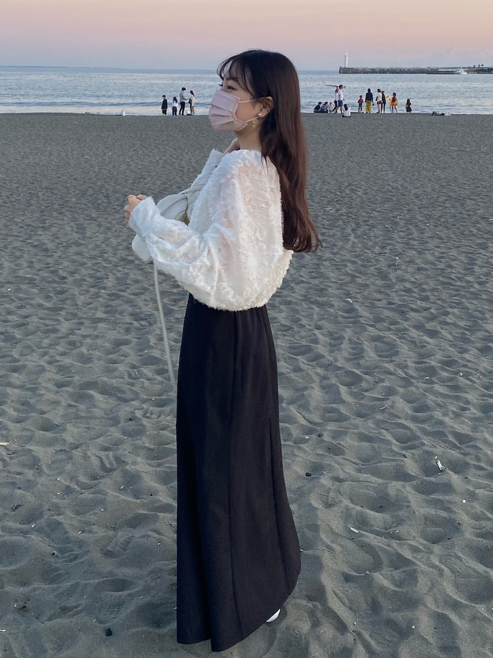 ホワイト系のシューズ、ブラック系のスカート、ホワイト系のシャツ/ブラウスを着用したレディースの秋コーディネートの3枚目の写真