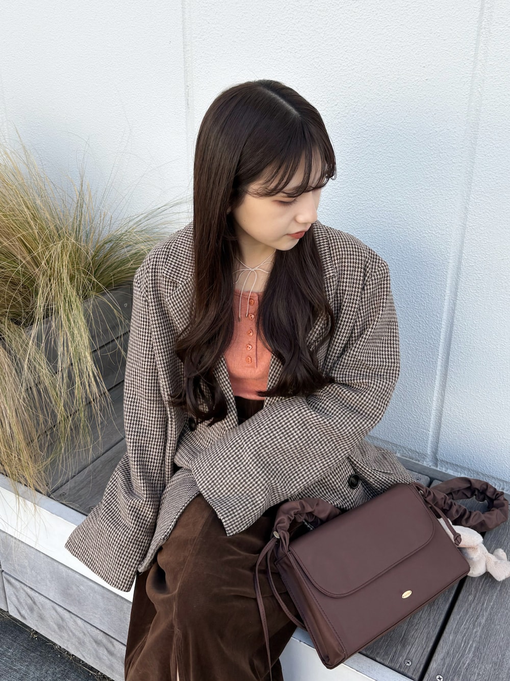 ベージュ系のブーツ、ベージュ系のブルゾン、ブラウン系のスカートを着用したレディースの冬コーディネートの3枚目の写真