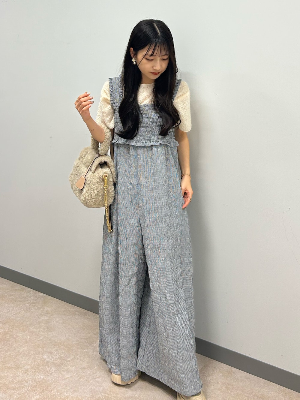 ベージュ系のハンドバッグ、その他のつなぎ/オールインワン、ベージュ系のシューズを着用したレディースの秋コーディネートの2枚目の写真