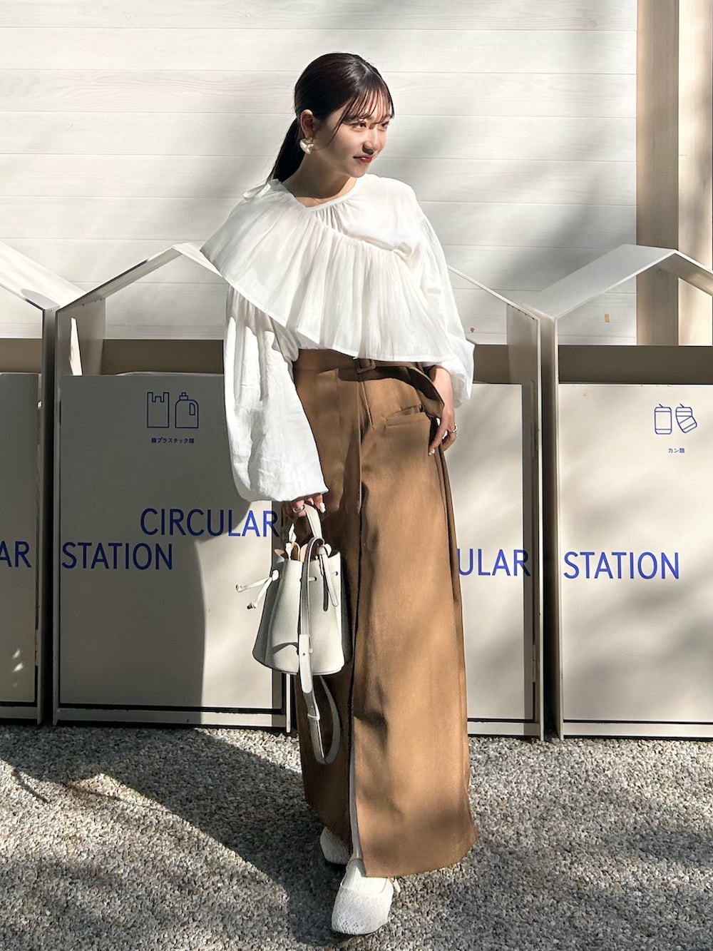 ホワイト系のシャツ/ブラウス、ブラウン系のスカート、ホワイト系のバッグを着用したレディースの春コーディネートの5枚目の写真