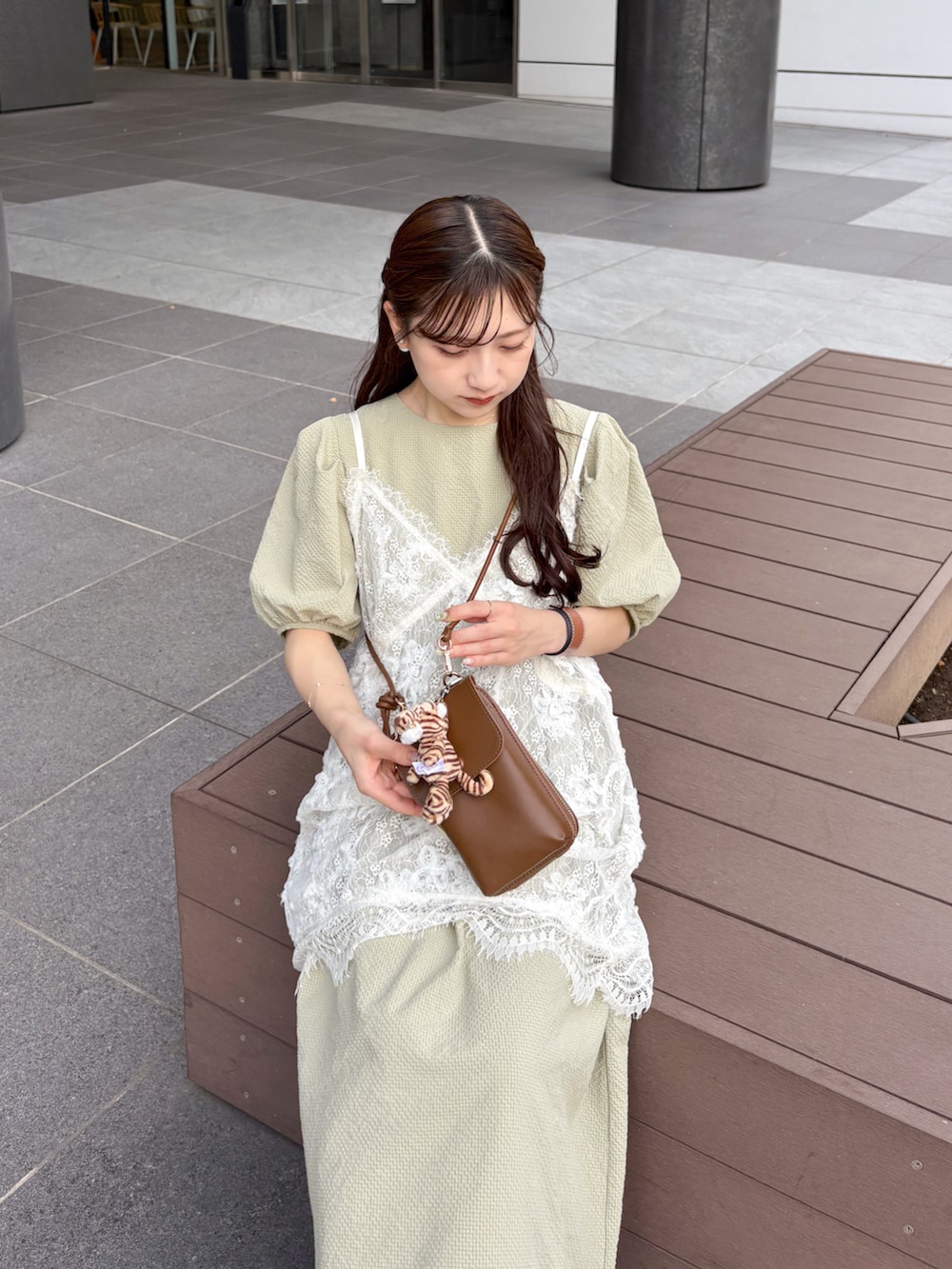 ホワイト系のシャツ/ブラウス、ホワイト系のサンダル、グリーン系のワンピースを着用したレディースの秋コーディネートの2枚目の写真