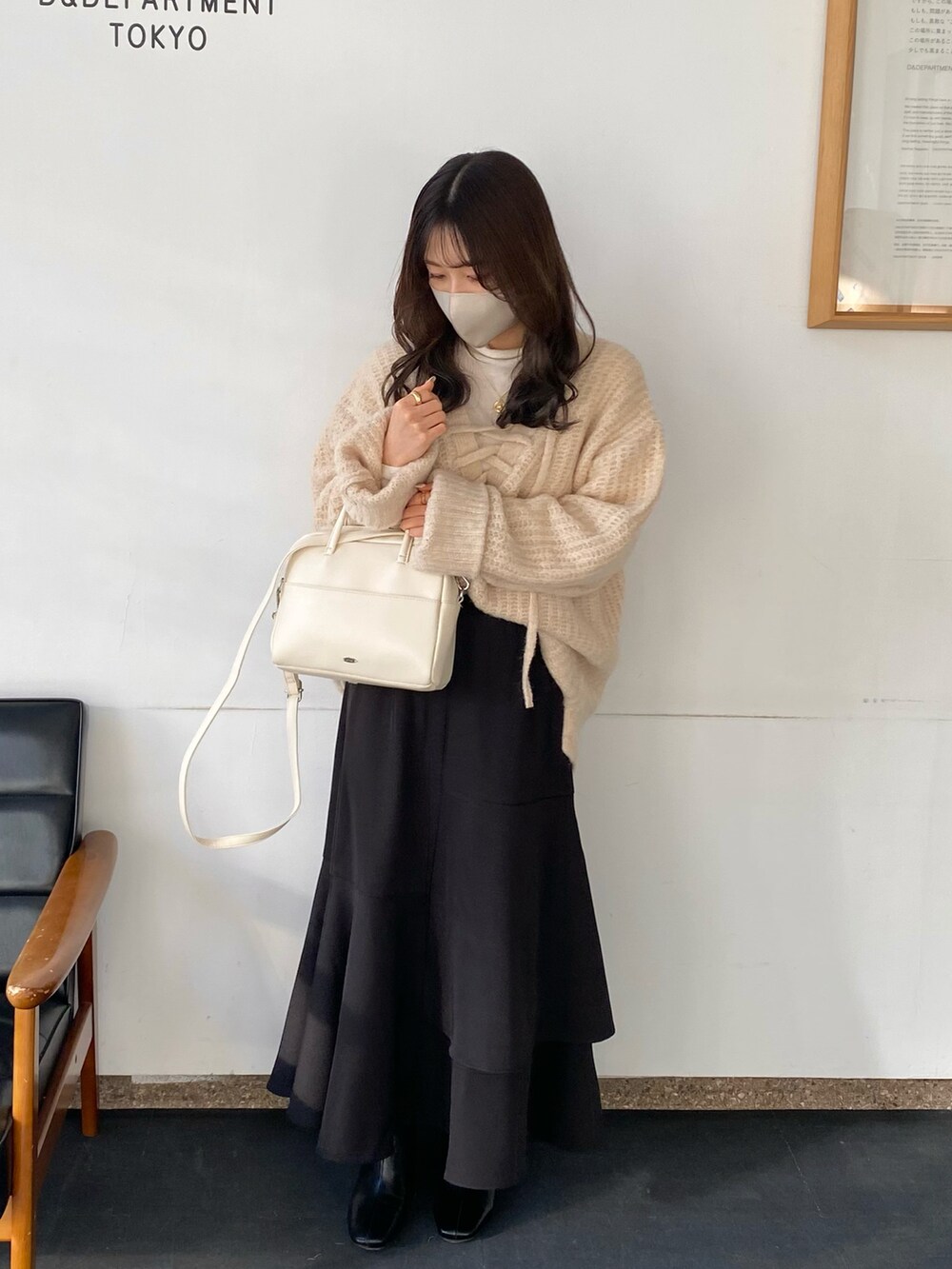 ホワイト系のショルダーバッグ、ホワイト系のニット/セーター、ホワイト系のトップスを着用したレディースの冬コーディネートの3枚目の写真