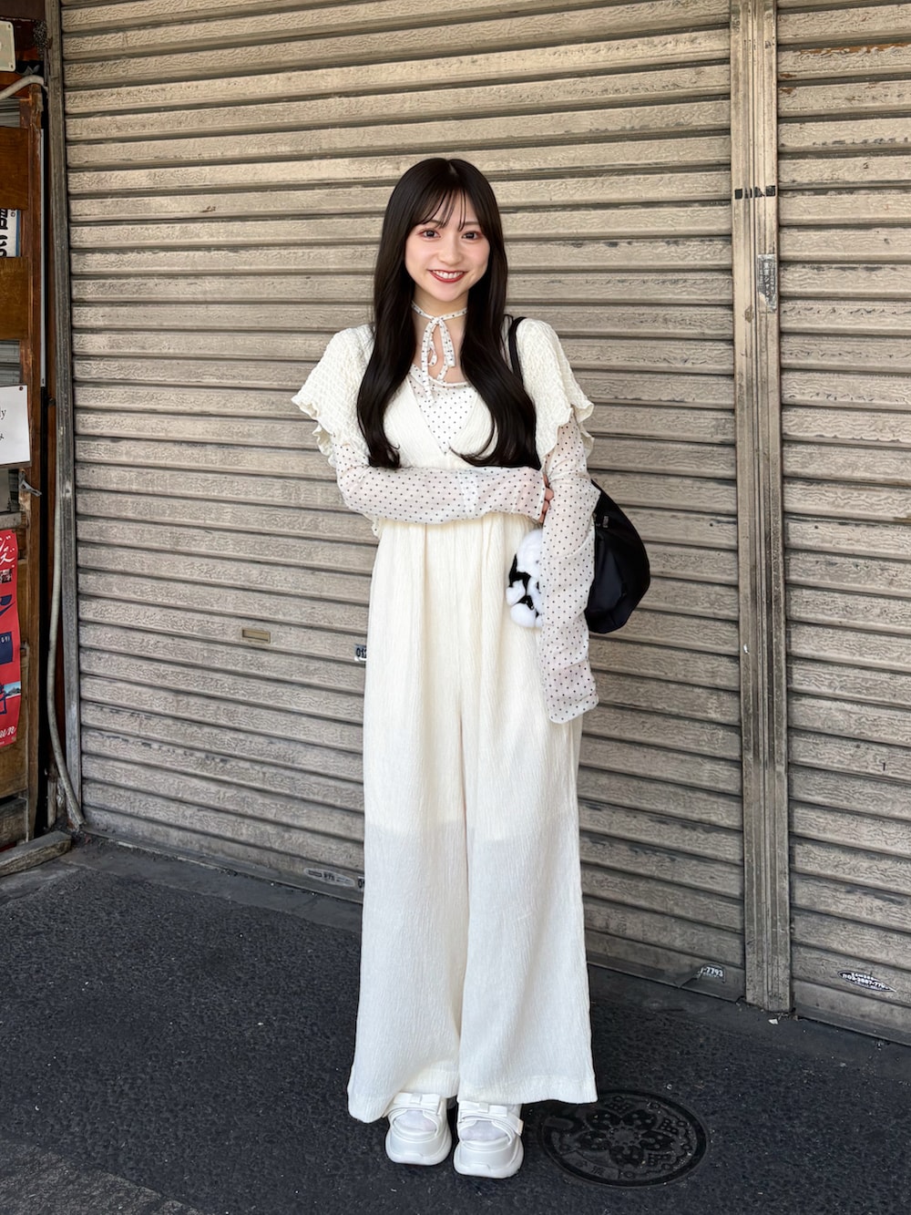 ホワイト系のTシャツ/カットソー、ホワイト系のサロペット/オーバーオール、ホワイト系のサンダルを着用したレディースの夏コーディネートの3枚目の写真