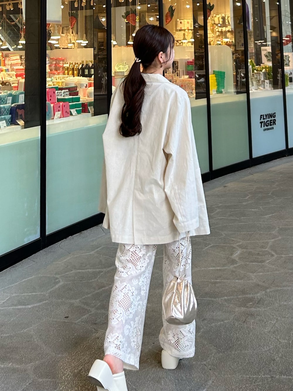 ホワイト系のその他パンツ、ゴールド系のショルダーバッグ、ベージュ系のショルダーバッグを着用したレディースの春コーディネートの3枚目の写真