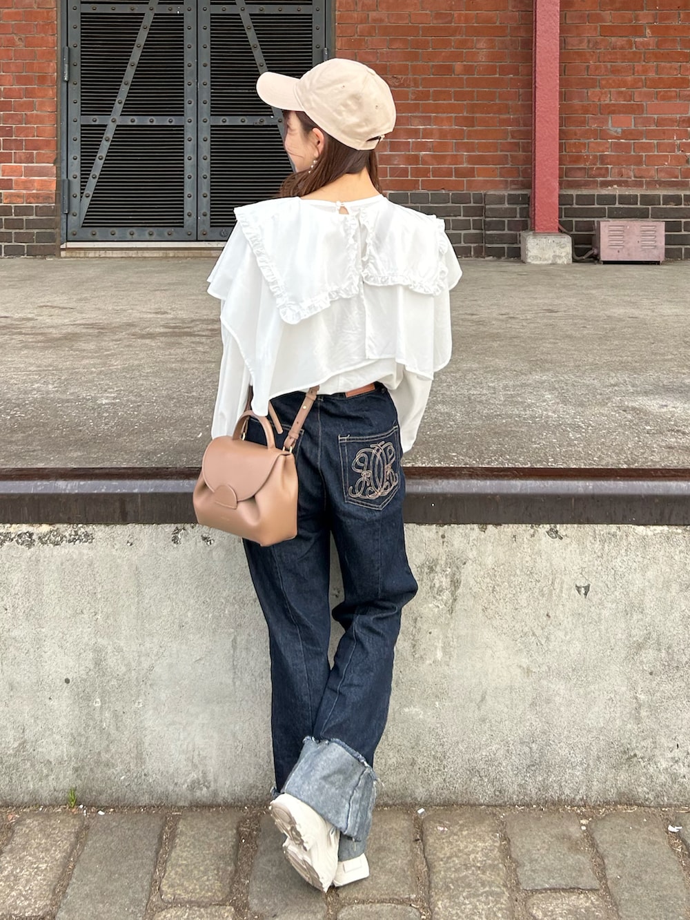 「休日スタイル、ゆるコーデ、春服みてみて、デニム、厚底シューズ、スニーカー、春コーデ、低身長コーデ、キャップ、白スニーカー、プチプラ、タックイン」｜「umm. claïrのアイテム（シャツ/ブラウス、ホワイト系）」を使った、amiさん（レディース・148cm）の春コーディネートの3枚目の写真