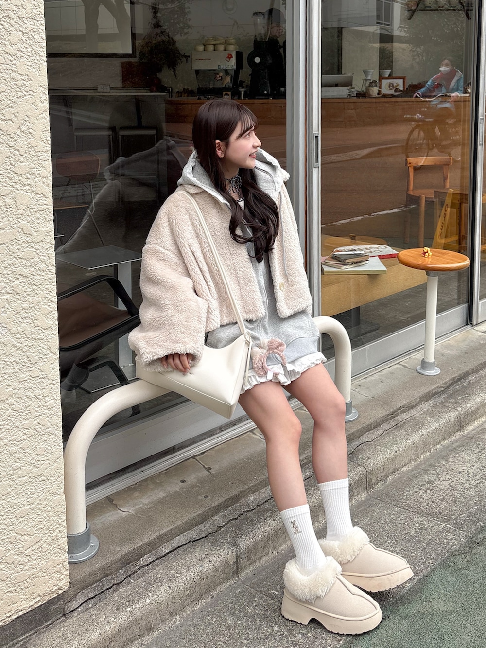 ベージュ系のシューズ、ホワイト系のその他アウター、ホワイト系のスカートを着用したレディースの春コーディネートの2枚目の写真