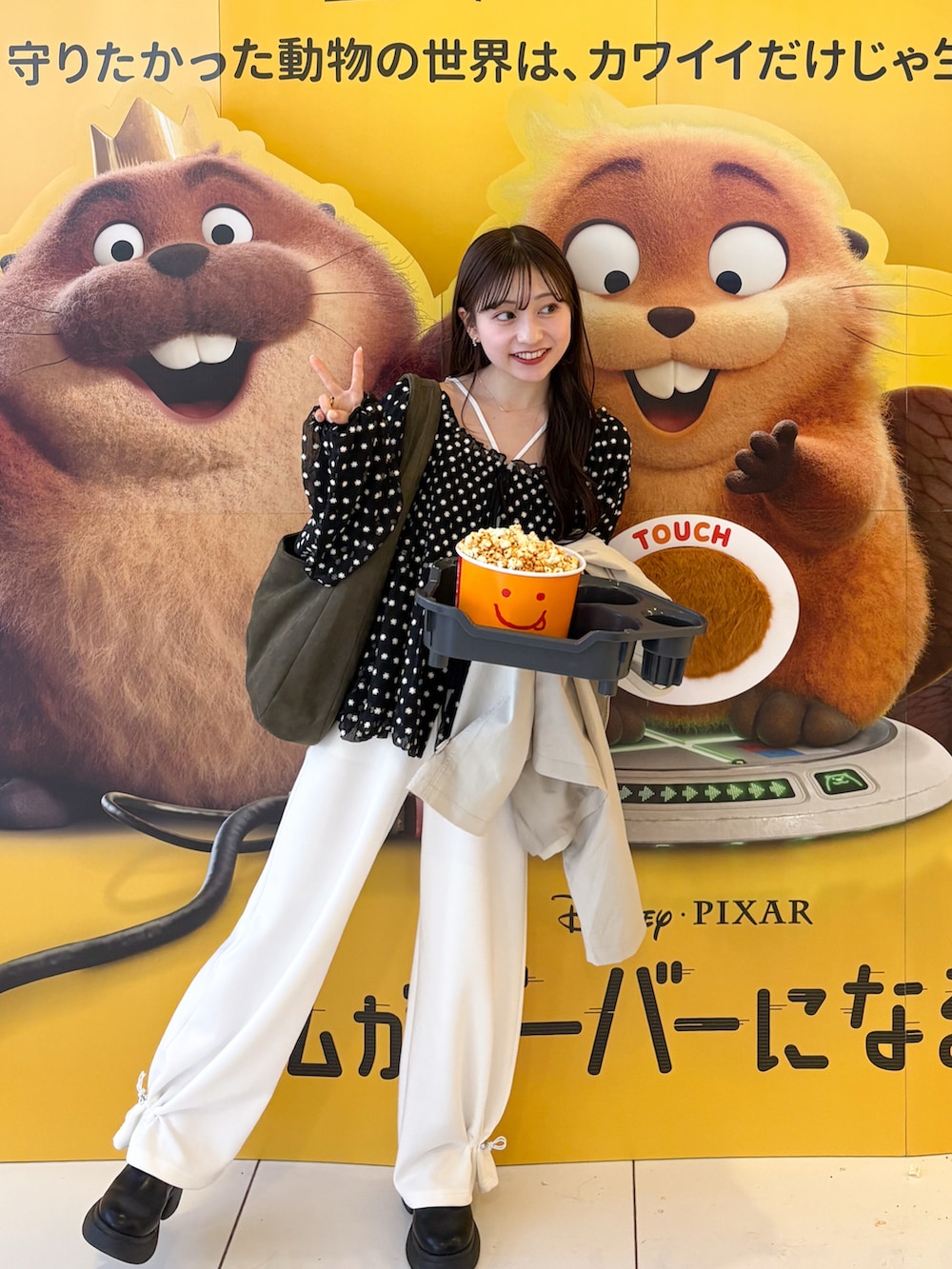 ブラック系のブーツ、ホワイト系のスウェットパンツ、ブラック系のシャツ/ブラウスを着用したレディースの春コーディネートの4枚目の写真