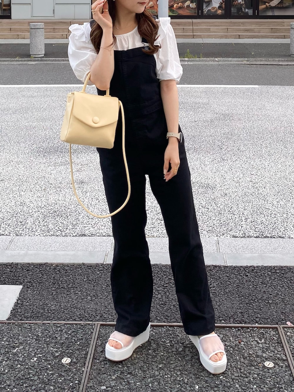 ホワイト系のシャツ/ブラウス、イエロー系のショルダーバッグ、ブラック系のサロペット/オーバーオールを着用したレディースの夏コーディネートの4枚目の写真