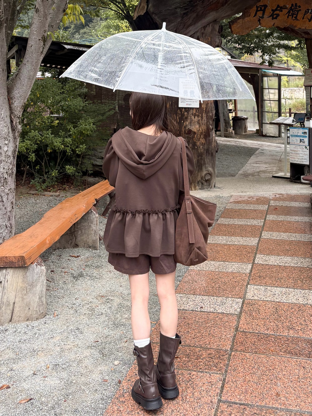 ホワイト系のシャツ/ブラウス、ブラウン系のその他パンツ、ブラウン系のトートバッグを着用したレディースの秋コーディネートの2枚目の写真