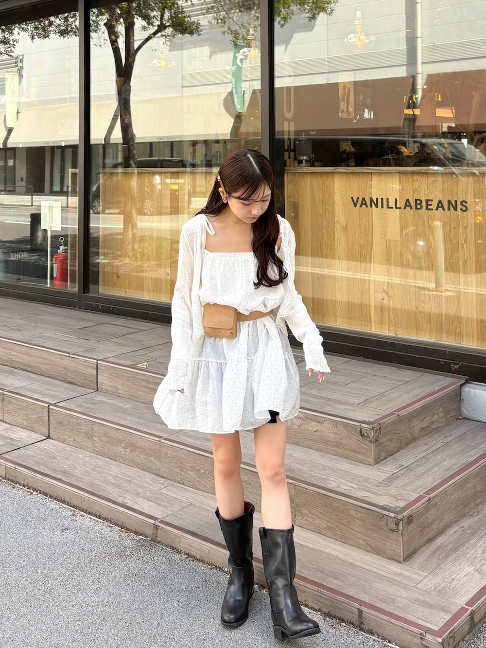 ブラック系のブーツ、ホワイト系のワンピース、ベージュ系のベルトを着用したレディースの秋コーディネートの2枚目の写真