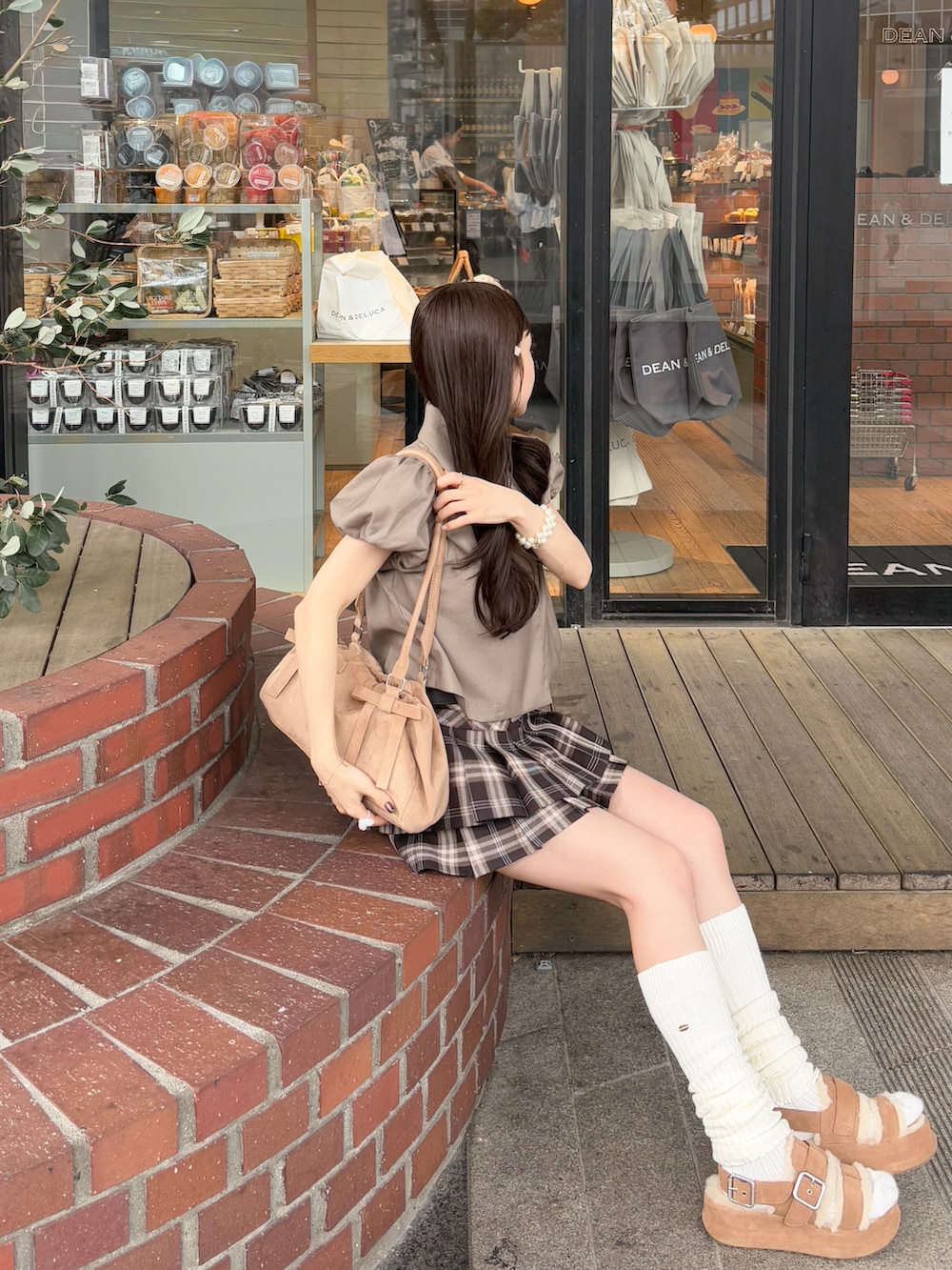 ブラウン系のサンダル、ブラウン系のその他パンツ、ブラウン系のシャツ/ブラウスを着用したレディースの秋コーディネートの3枚目の写真