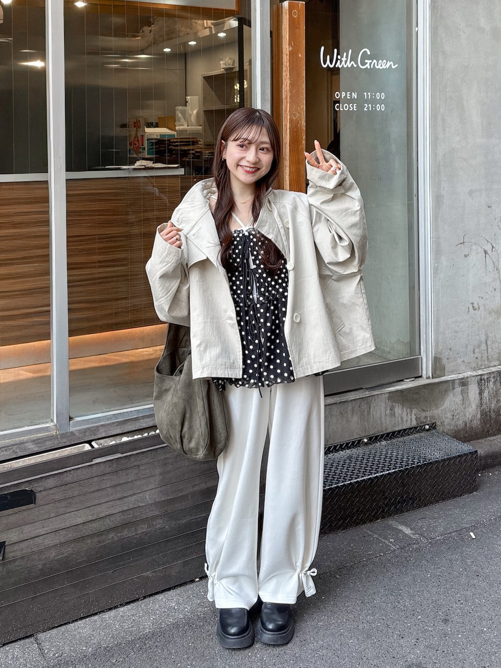 ブラック系のブーツ、ホワイト系のスウェットパンツ、ブラック系のシャツ/ブラウスを着用したレディースの春コーディネートの2枚目の写真