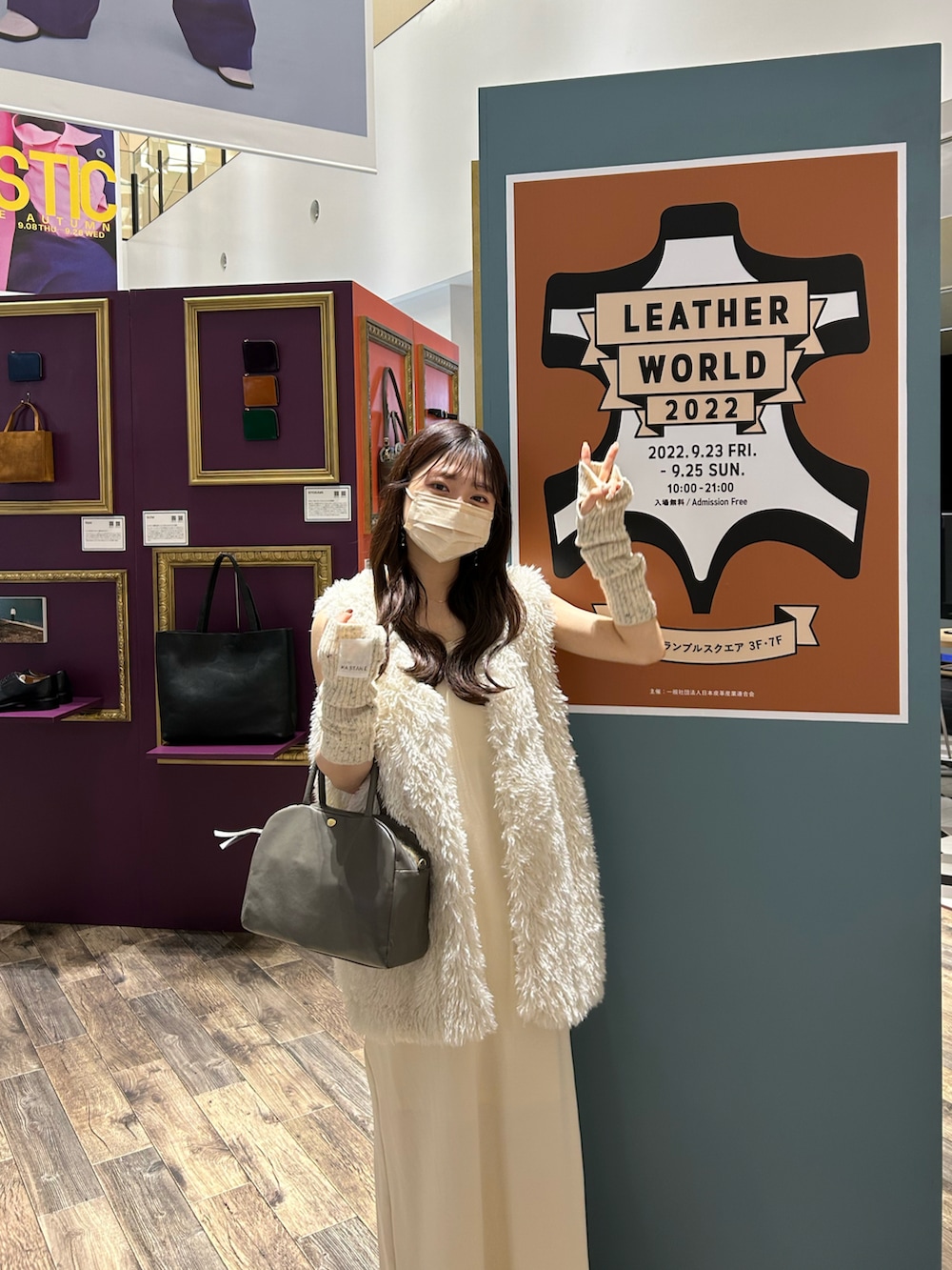 グレー系のショルダーバッグ、ホワイト系のワンピース、ホワイト系のダウンベストを着用したレディースの秋コーディネートの3枚目の写真