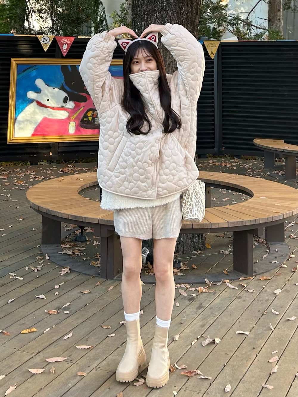 ホワイト系のカーディガン/ボレロ、ベージュ系のブーツ、ベージュ系のショルダーバッグを着用したレディースの冬コーディネートの5枚目の写真