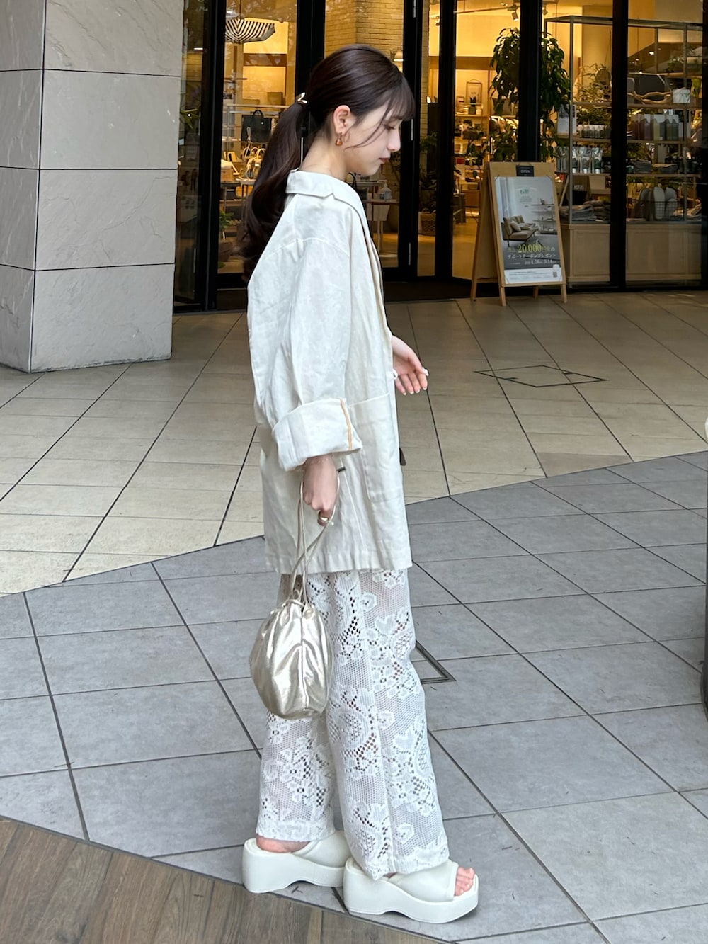ホワイト系のその他パンツ、ゴールド系のショルダーバッグ、ベージュ系のショルダーバッグを着用したレディースの春コーディネートの4枚目の写真