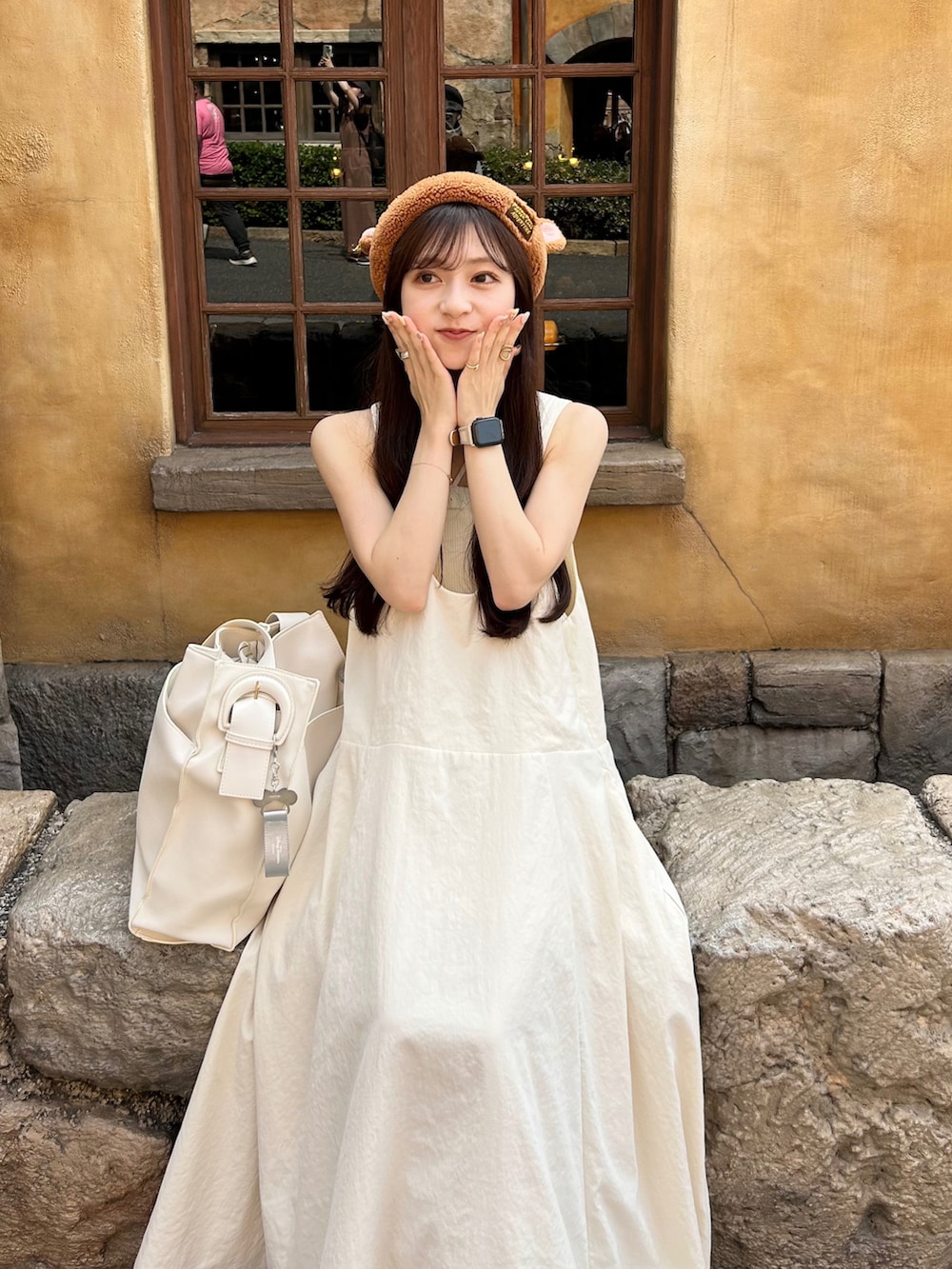 ホワイト系のワンピース、ホワイト系のトートバッグ、ホワイト系のサンダルを着用したレディースの夏コーディネートの2枚目の写真