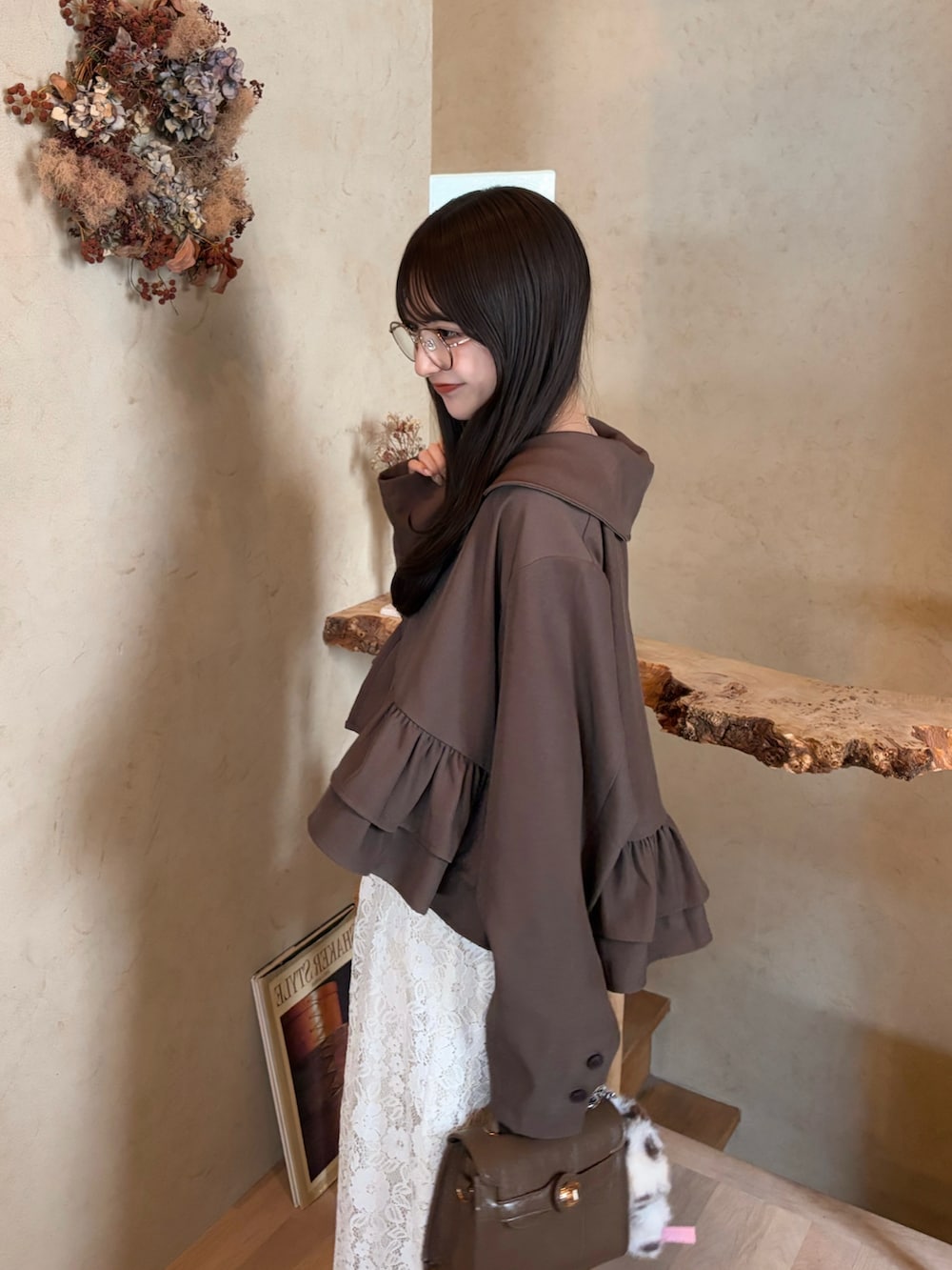 ブラウン系のジャケット/アウター、ホワイト系のスカート、ブラウン系のバッグを着用したレディースの秋コーディネートの3枚目の写真