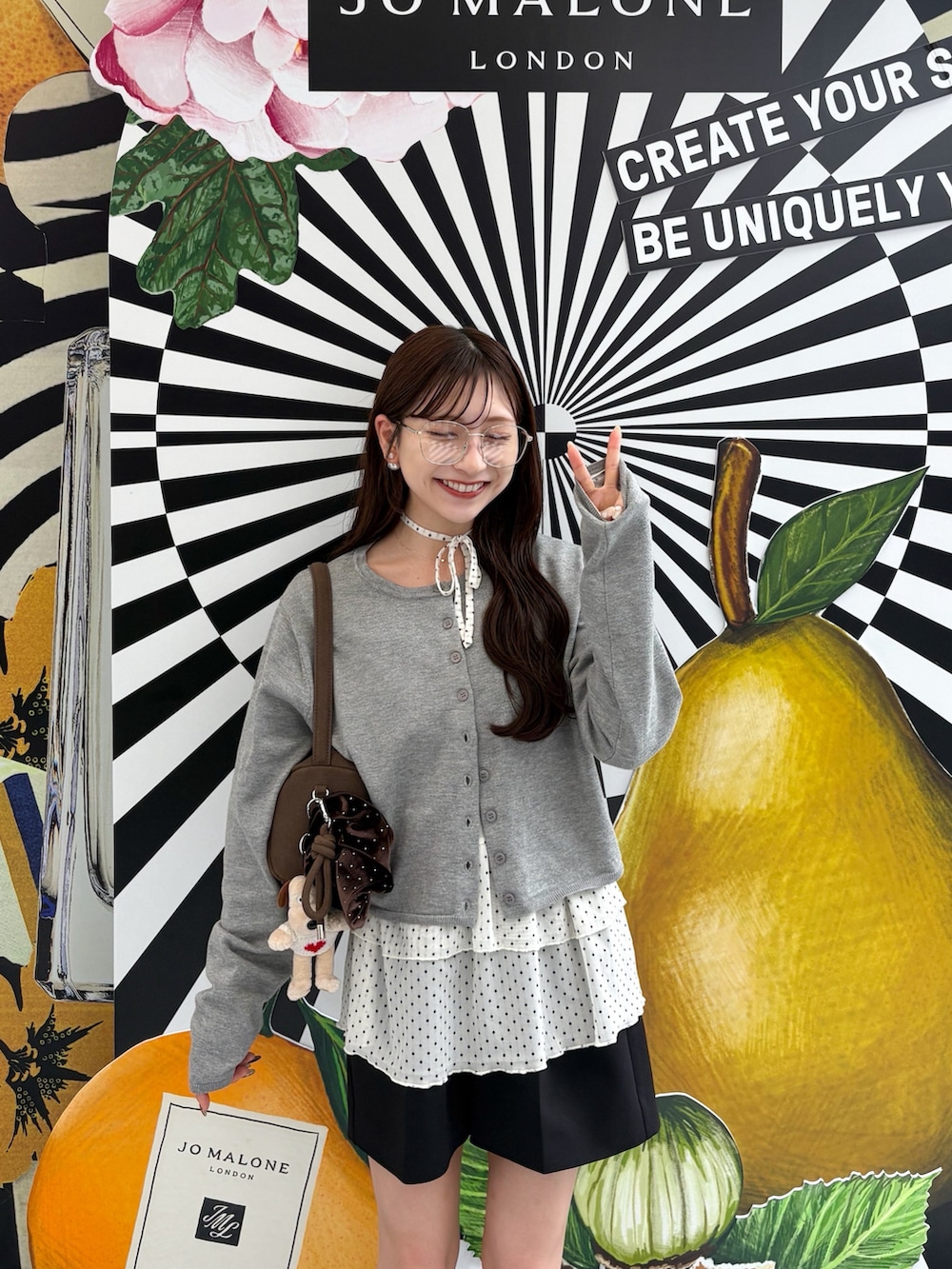 ホワイト系のTシャツ/カットソー、グレー系のカーディガン/ボレロ、ブラウン系のローファーを着用したレディースの秋コーディネートの4枚目の写真