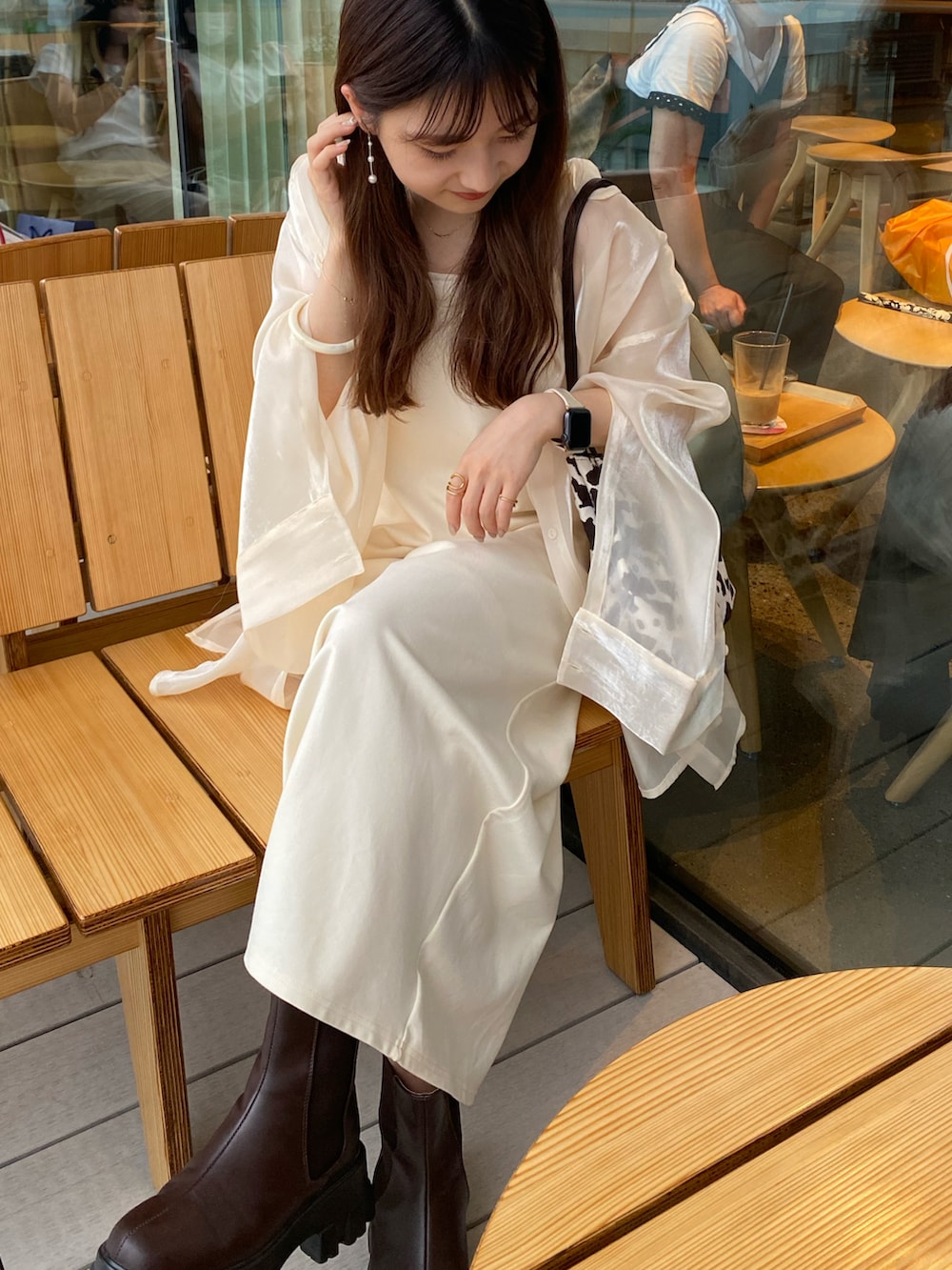 ホワイト系のワンピース、ブラウン系のハンドバッグ、ホワイト系のシャツ/ブラウスを着用したレディースの秋コーディネートの2枚目の写真