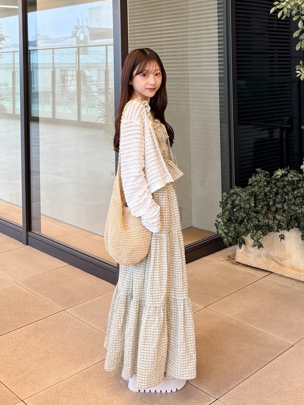 「カーディガン、夏コーデ、春コーデ、ワンピース、セットアップ、チェック、厚底サンダル、低身長コーデ、ホワイト、イエロー、大人かわいい、大人カジュアル、ティアードスカート、休日スタイル、お出かけコーデ」｜「Chicoの【新色追加/マルチway】アシメ紐デザインチェック柄シャーリングロングワンピース（ワンピース、イエロー系）」を使った、amiさん（レディース・148cm）の夏コーディネートの3枚目の写真