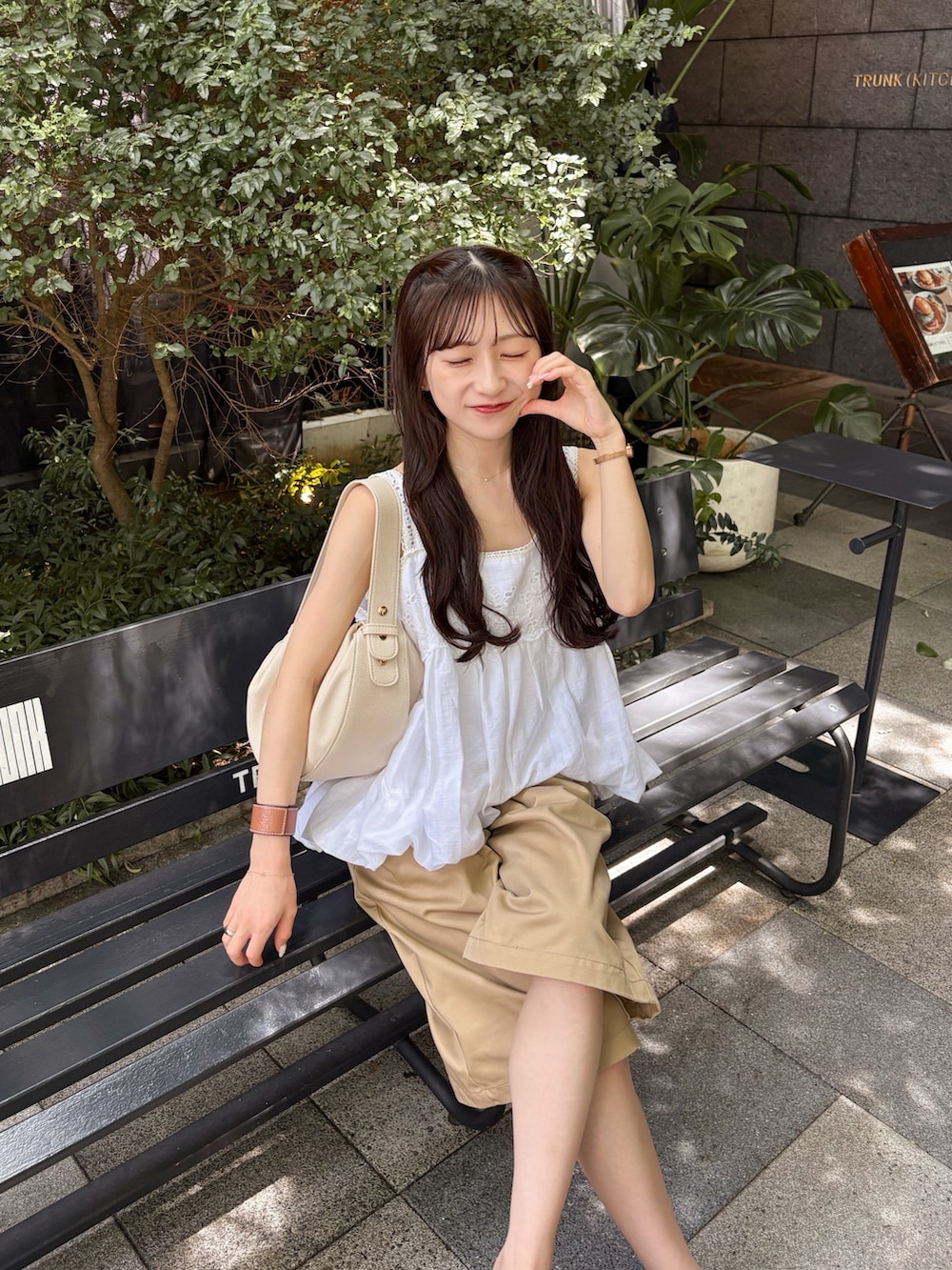 ホワイト系のシャツ/ブラウス、ベージュ系のその他パンツ、ホワイト系のサンダルを着用したレディースの夏コーディネートの2枚目の写真