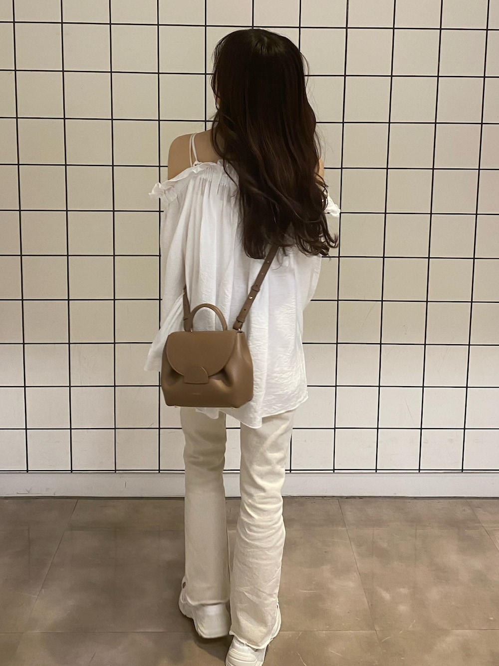 ホワイト系のサンダル、ホワイト系のデニムパンツ、ブラウン系のバッグを着用したレディースの夏コーディネートの4枚目の写真