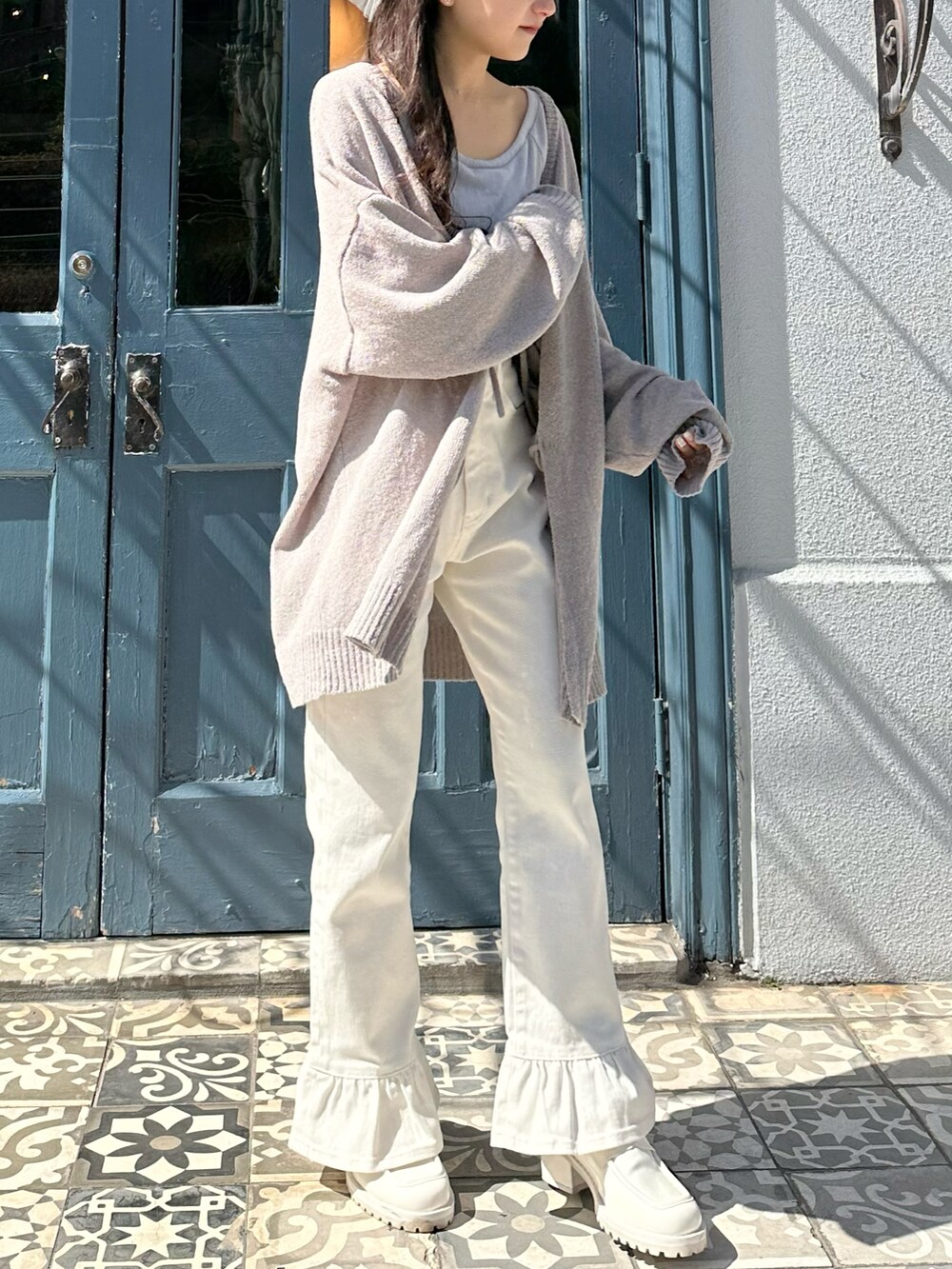 ブルー系のTシャツ/カットソー、ホワイト系のデニムパンツ、ホワイト系のパンプスを着用したレディースの春コーディネートの4枚目の写真