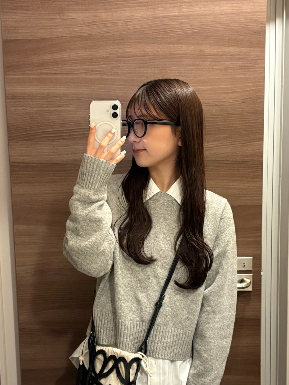 ブラック系のシューズ、グレー系のニット/セーター、ホワイト系のシャツ/ブラウスを着用したレディースの春コーディネートの5枚目の写真