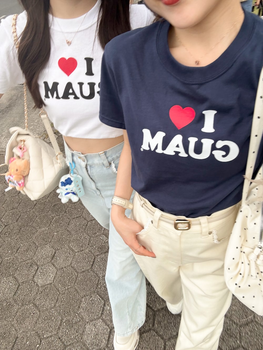 ベージュ系のスニーカー、ブルー系のTシャツ/カットソー、ホワイト系のデニムパンツを着用したレディースの春コーディネートの3枚目の写真