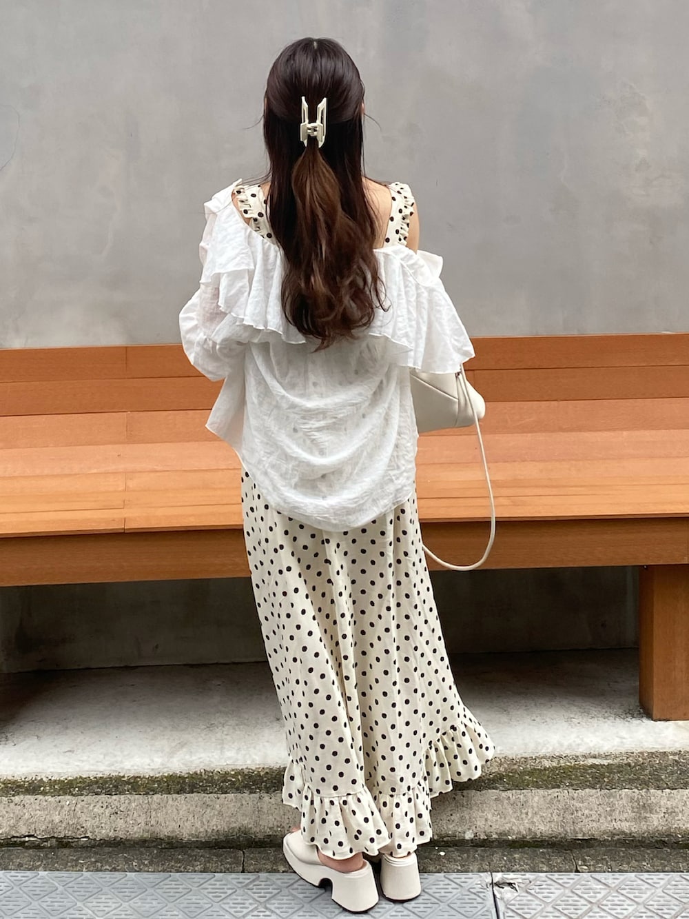 ホワイト系のサンダル、ホワイト系のショルダーバッグ、ホワイト系のシャツ/ブラウスを着用したレディースの夏コーディネートの2枚目の写真