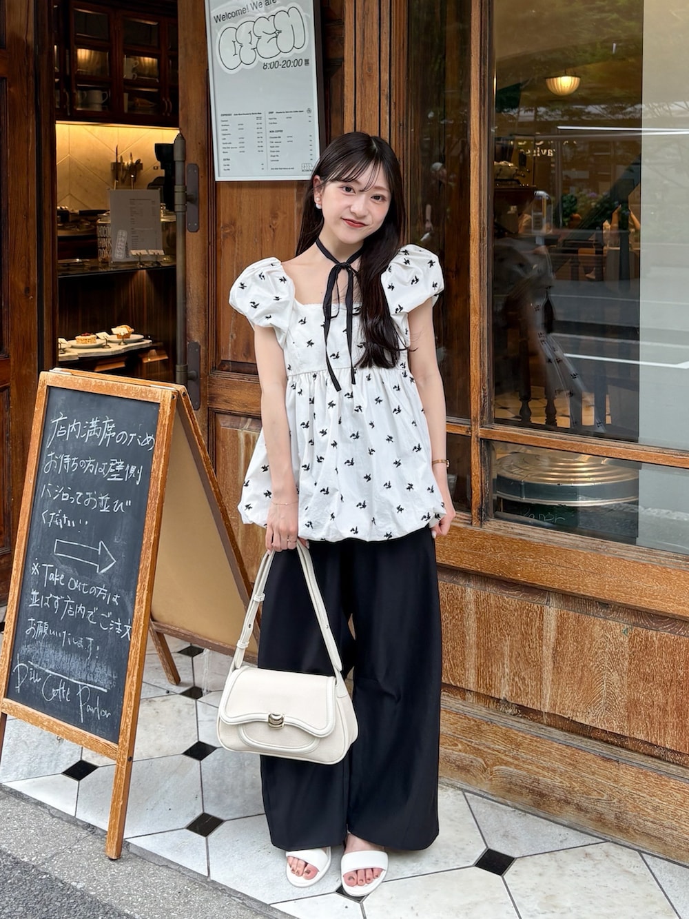 ブラック系のその他パンツ、ホワイト系のシャツ/ブラウス、ホワイト系のサンダルを着用したレディースの夏コーディネートの3枚目の写真