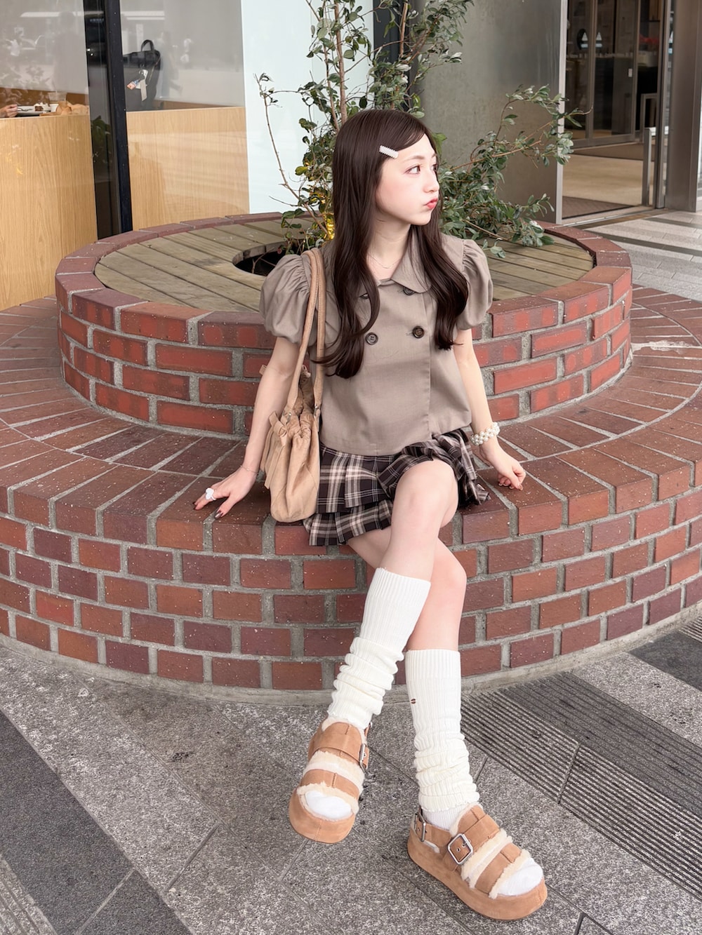 ブラウン系のサンダル、ブラウン系のその他パンツ、ブラウン系のシャツ/ブラウスを着用したレディースの秋コーディネートの4枚目の写真