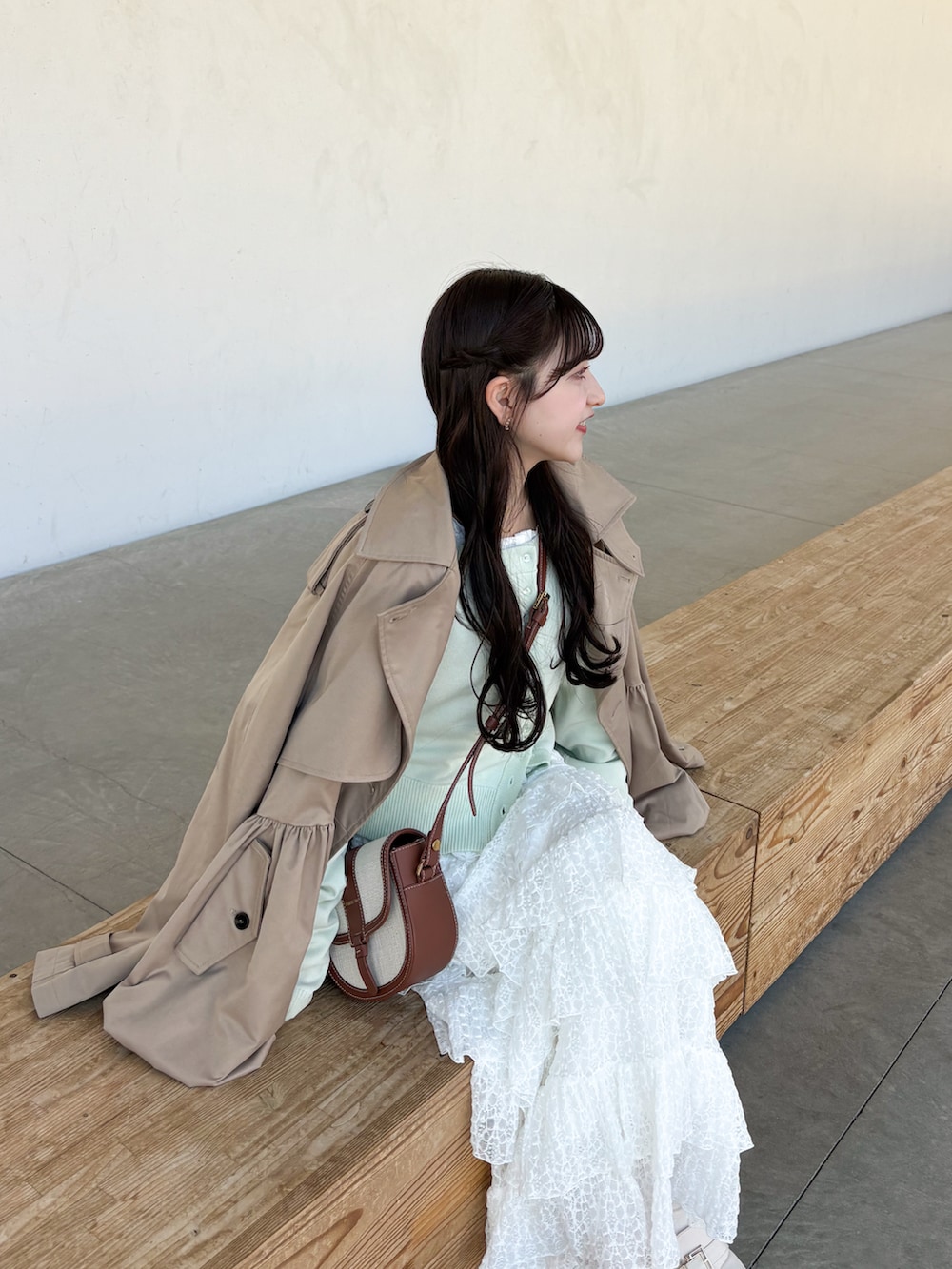 ホワイト系のスカート、グリーン系のカーディガン/ボレロ、ホワイト系のシャツ/ブラウスを着用したレディースの春コーディネートの3枚目の写真