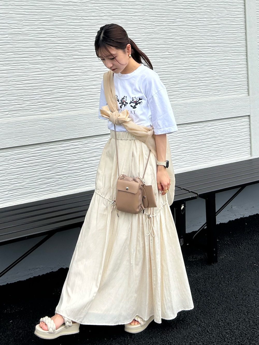 ホワイト系のTシャツ/カットソー、ベージュ系のシャツ/ブラウス、ホワイト系のスカートを着用したレディースの夏コーディネートの3枚目の写真