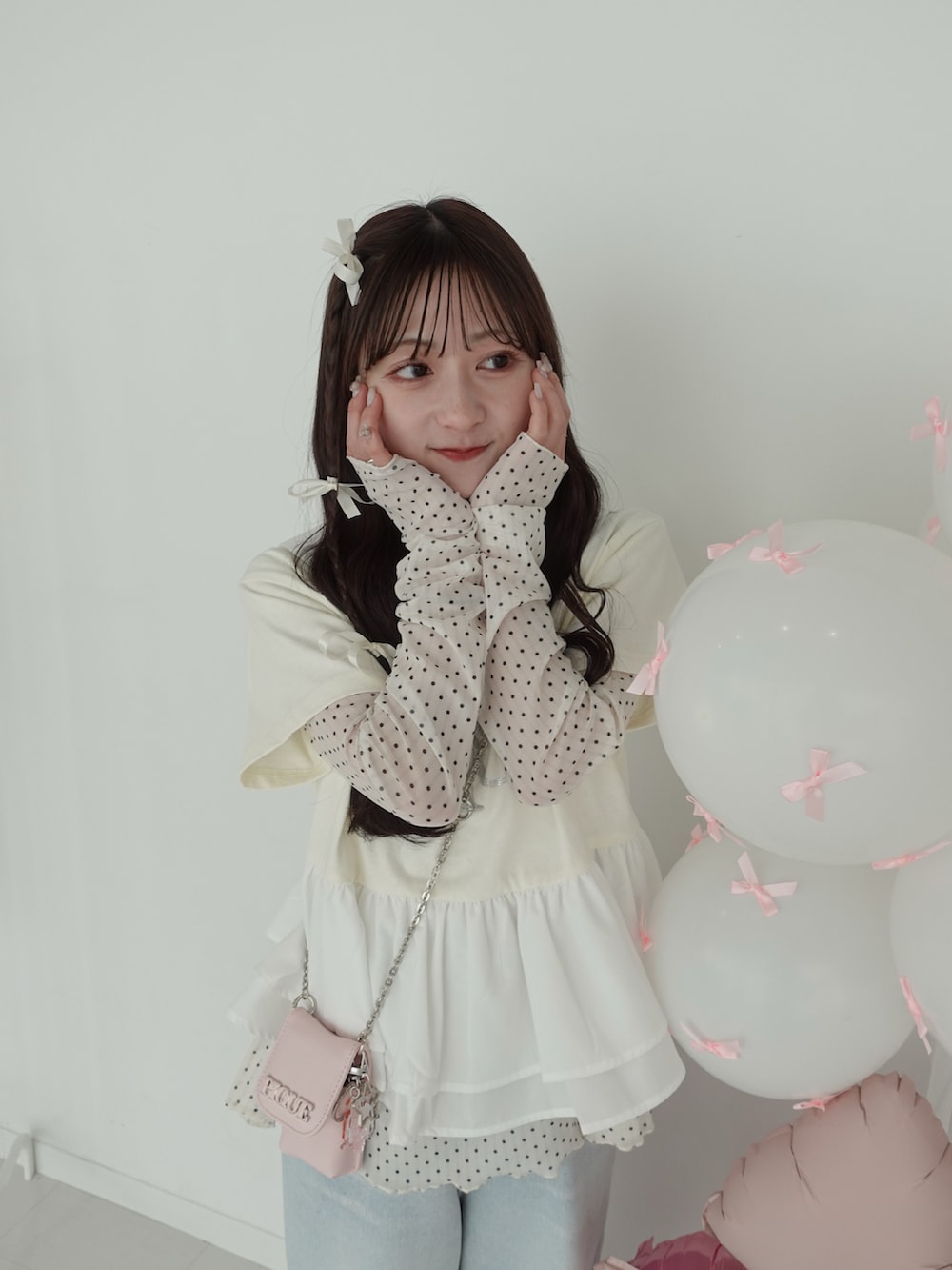 ホワイト系のTシャツ/カットソー、ブルー系のデニムパンツ、ブラック系のサンダルを着用したレディースの春コーディネートの2枚目の写真