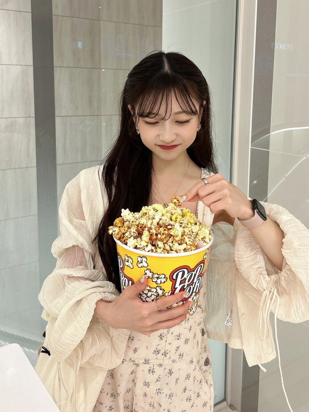 ホワイト系のシャツ/ブラウス、ホワイト系のトートバッグ、ホワイト系のサンダルを着用したレディースの夏コーディネートの4枚目の写真