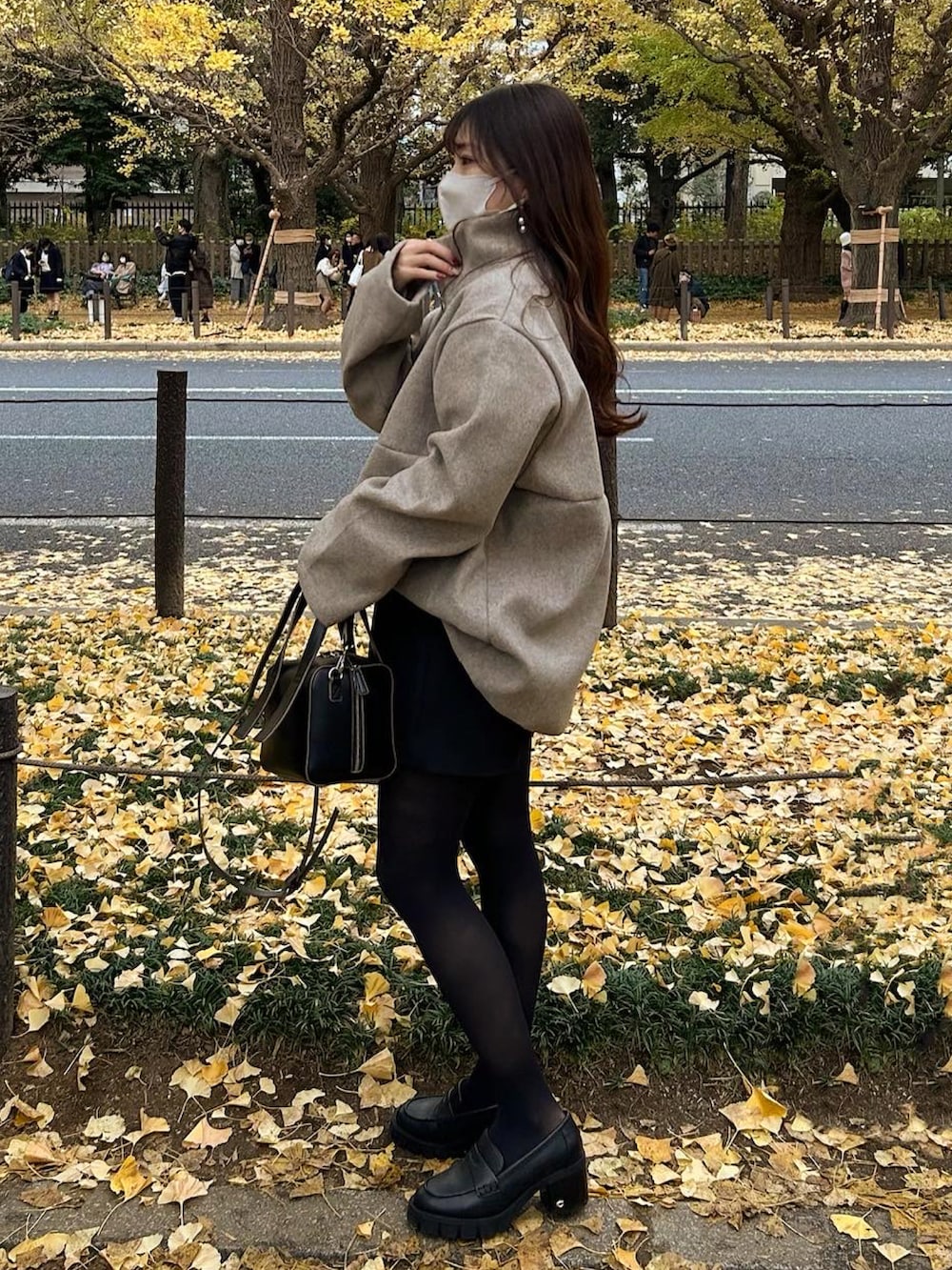 ベージュ系のニット/セーター、ブラック系のトートバッグ、ブラック系のその他パンツを着用したレディースの秋コーディネートの2枚目の写真