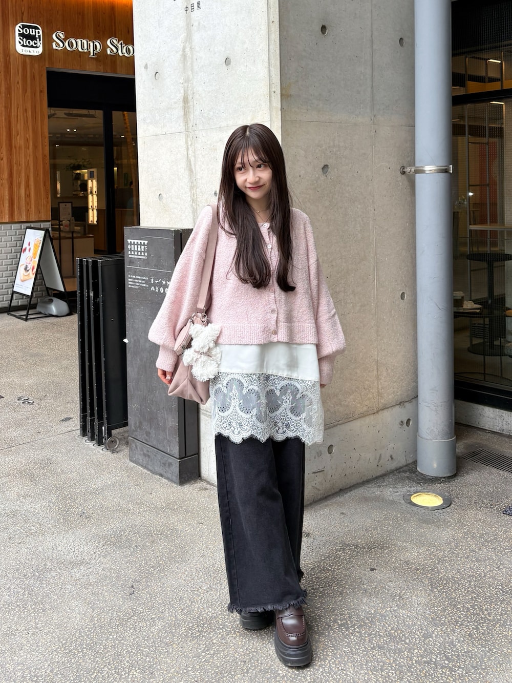 ホワイト系のキャミソール、ブラック系のデニムパンツ、ピンク系のショルダーバッグを着用したレディースの春コーディネートの4枚目の写真