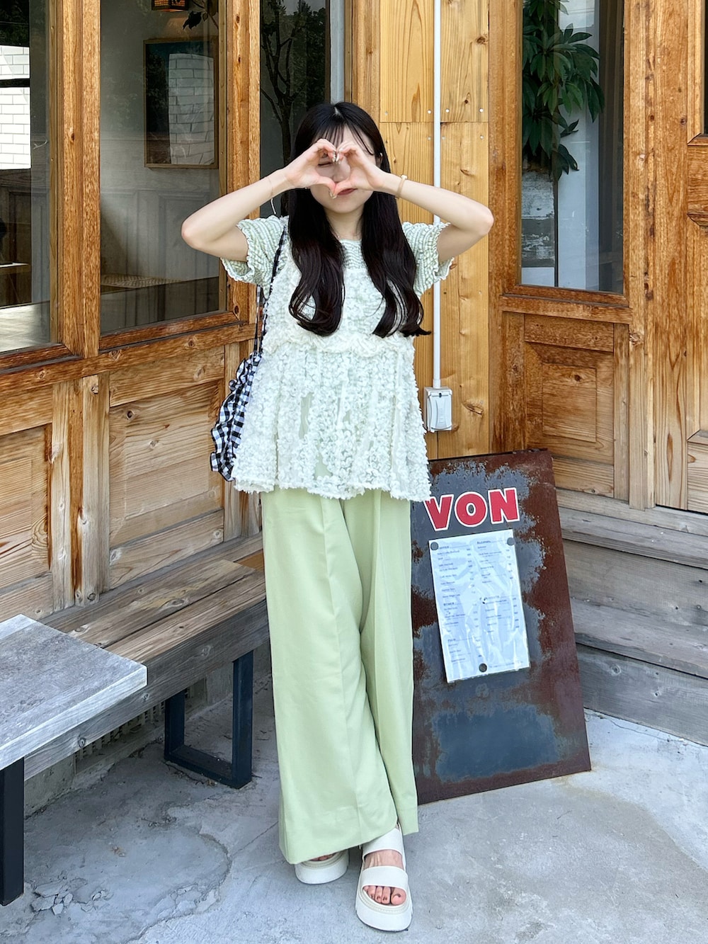 ホワイト系のキャミソール、グリーン系のTシャツ/カットソー、グリーン系のその他パンツを着用したレディースの夏コーディネートの3枚目の写真