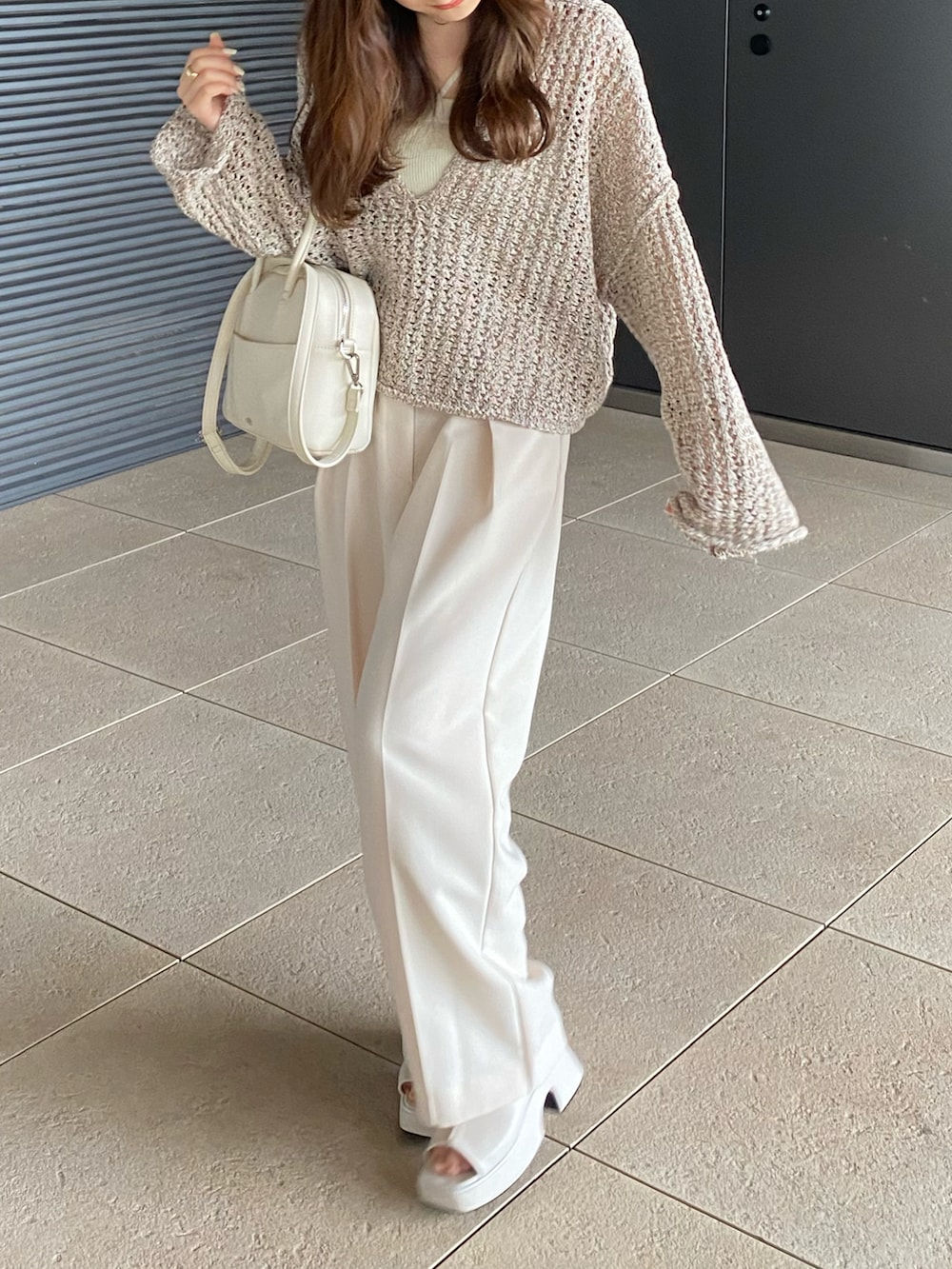 ホワイト系のサンダル、ホワイト系のその他パンツ、ベージュ系のニット/セーターを着用したレディースの夏コーディネートの2枚目の写真