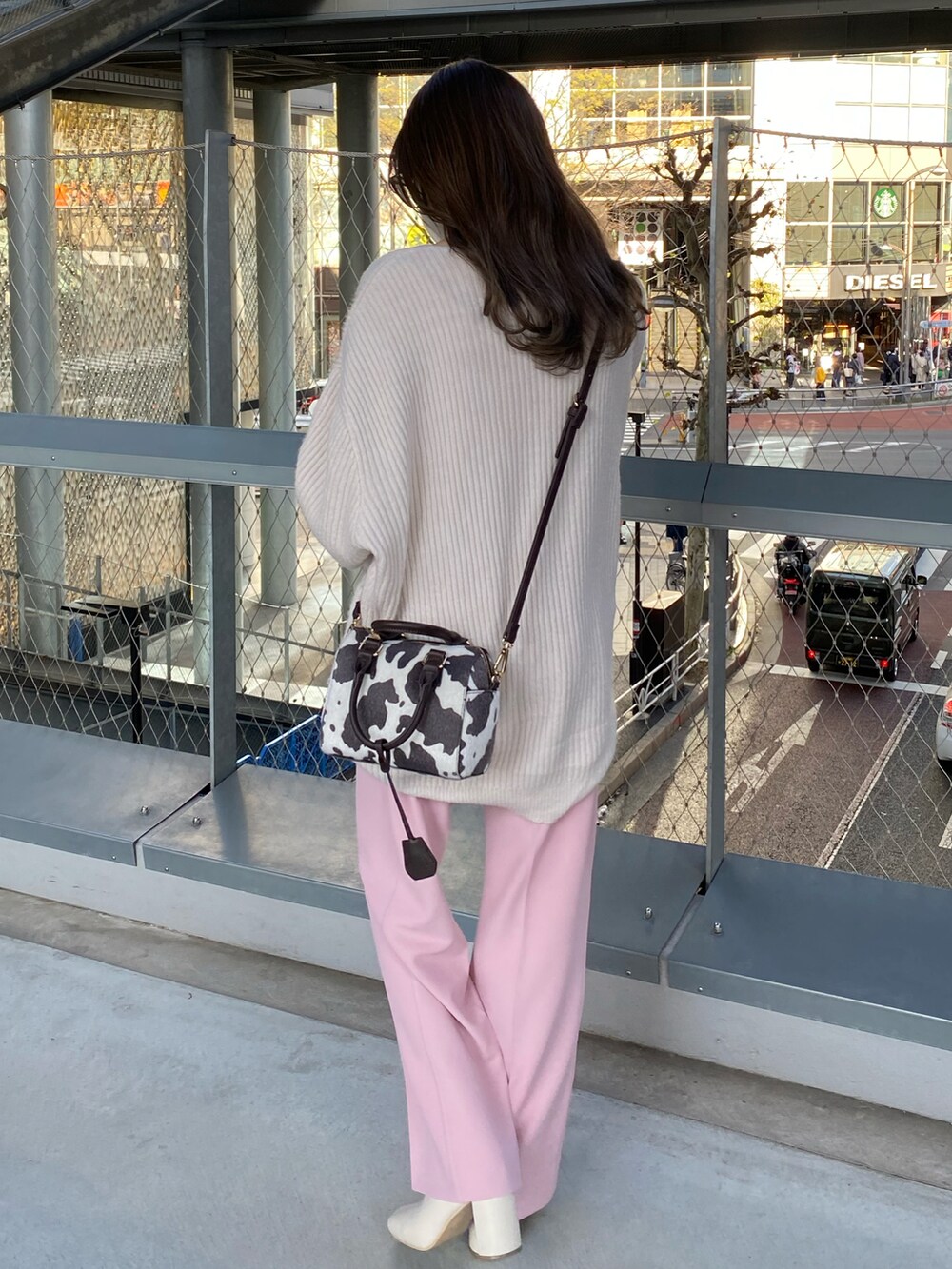 ピンク系のその他パンツ、ホワイト系のブーツ、ホワイト系のニット/セーターを着用したレディースの春コーディネートの2枚目の写真